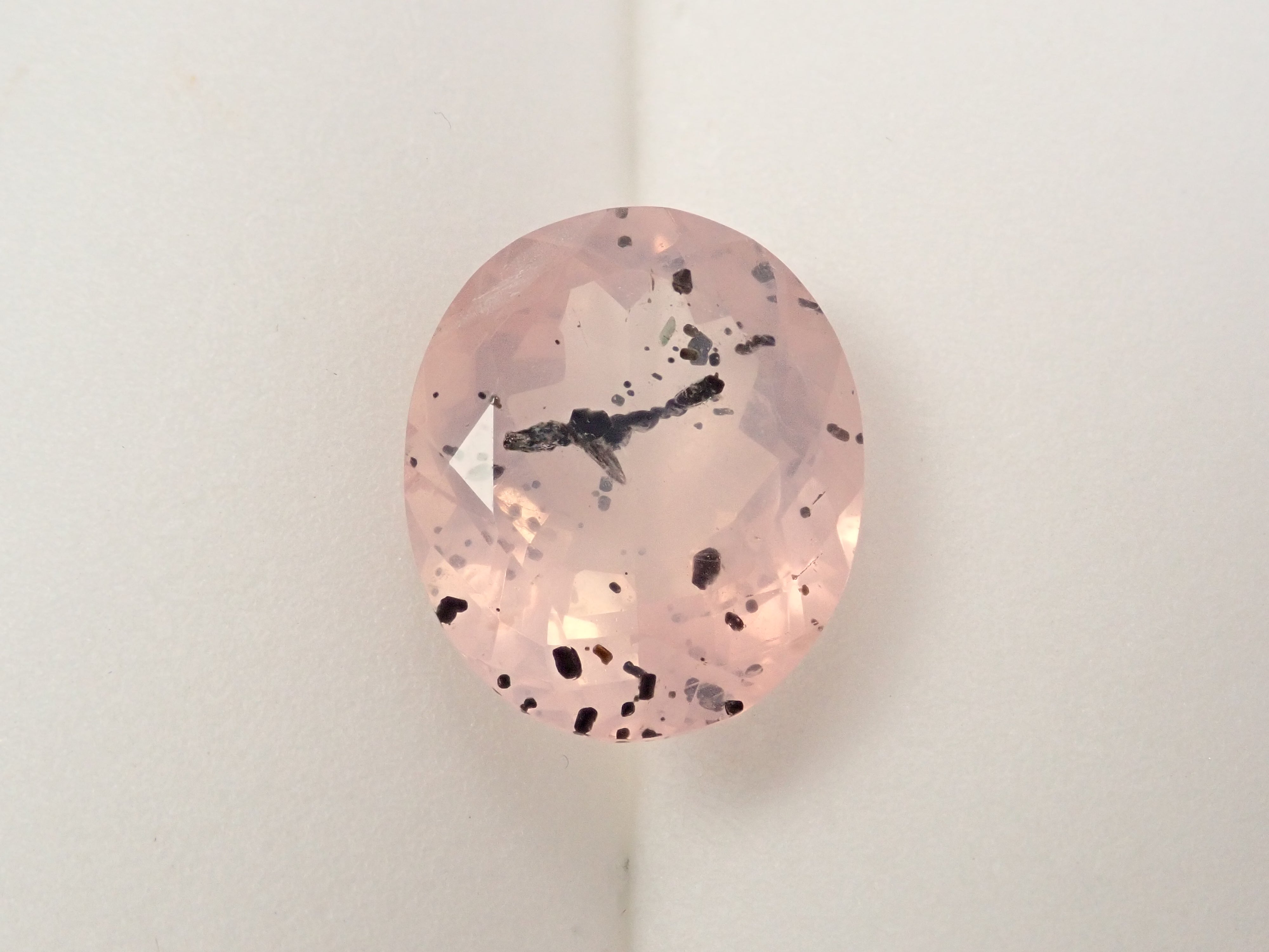 【12562772掲載】ブラジル産マイカインローズクォーツ（雲母インローズクォーツ） 7.044ctルース