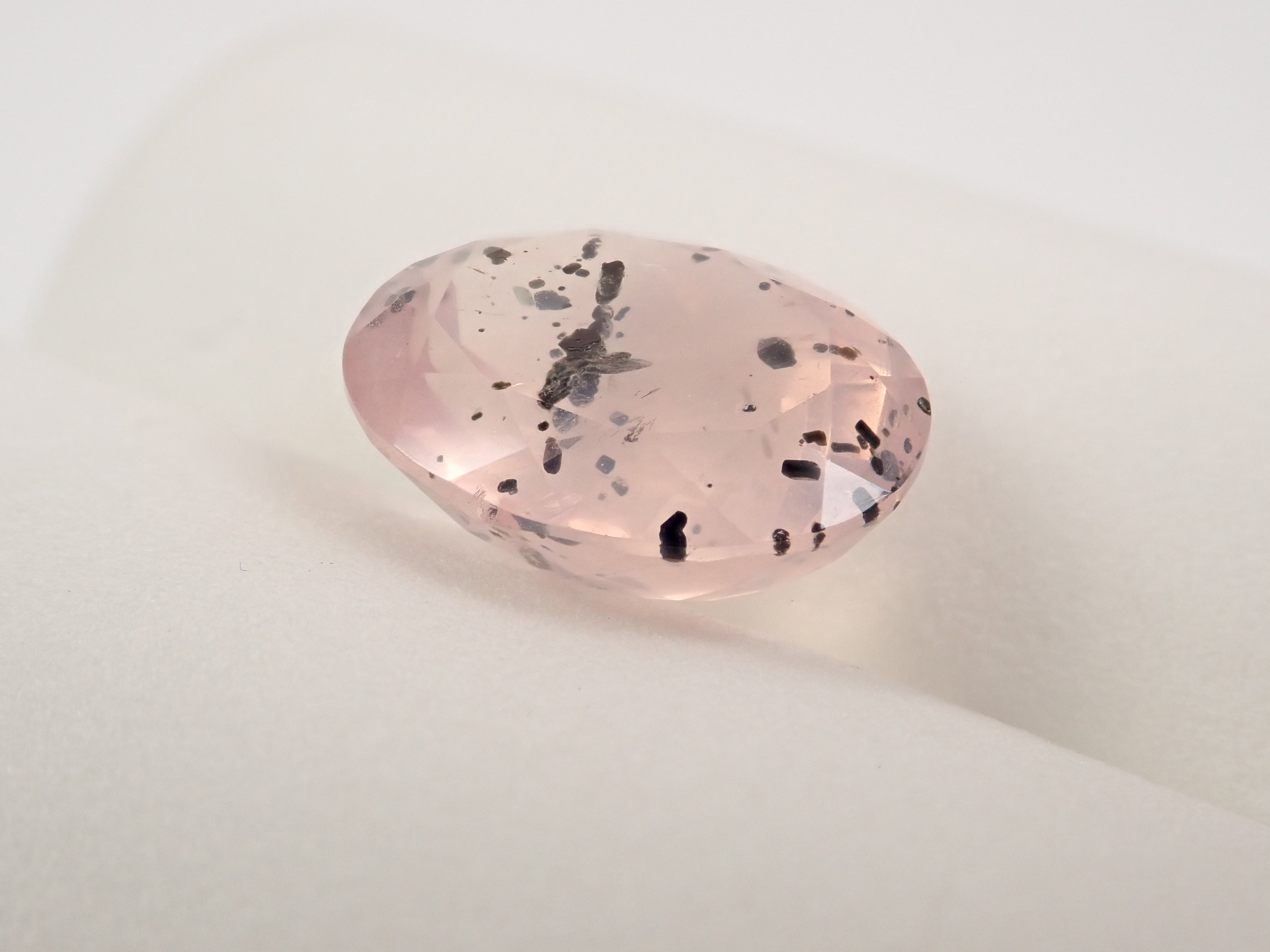 【12562772掲載】ブラジル産マイカインローズクォーツ（雲母インローズクォーツ） 7.044ctルース