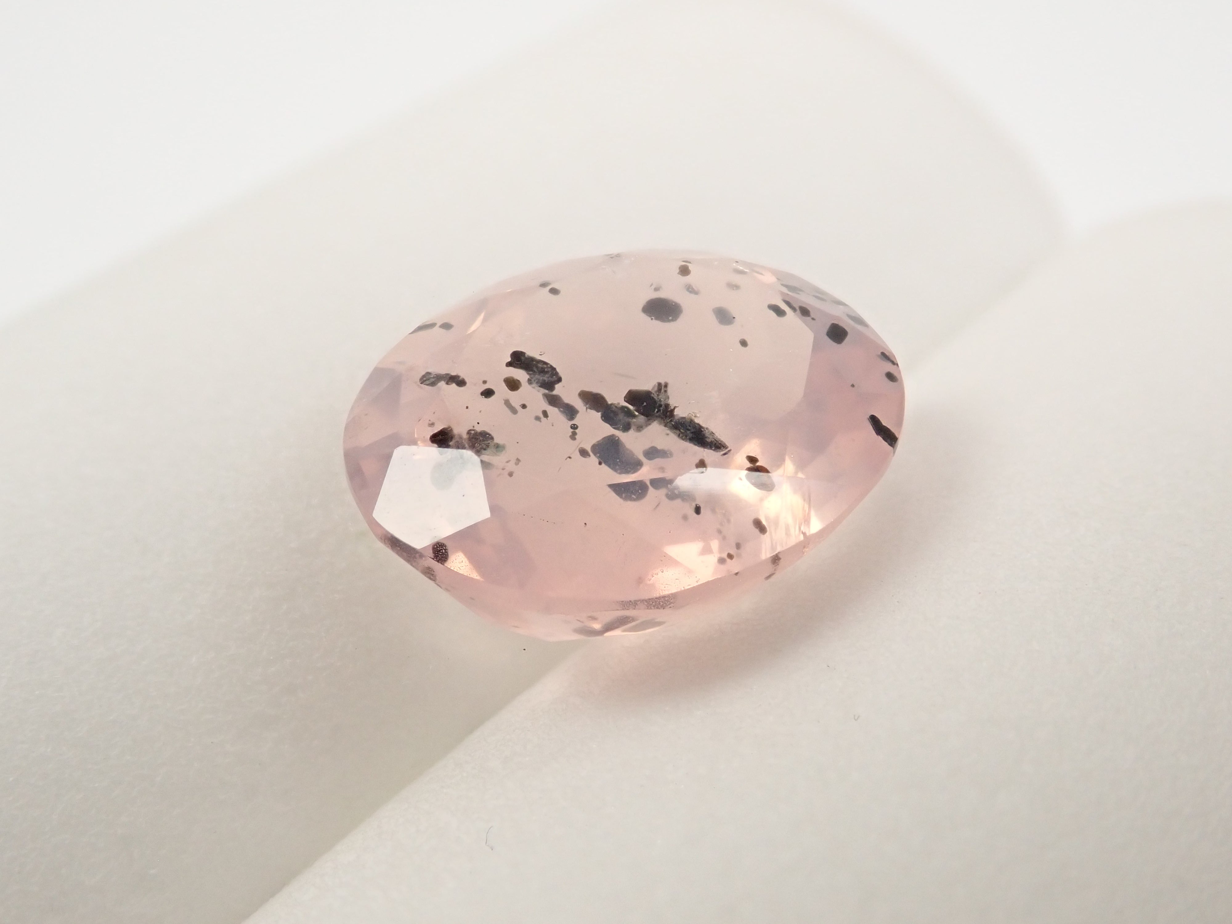 【12562772掲載】ブラジル産マイカインローズクォーツ（雲母インローズクォーツ） 7.044ctルース