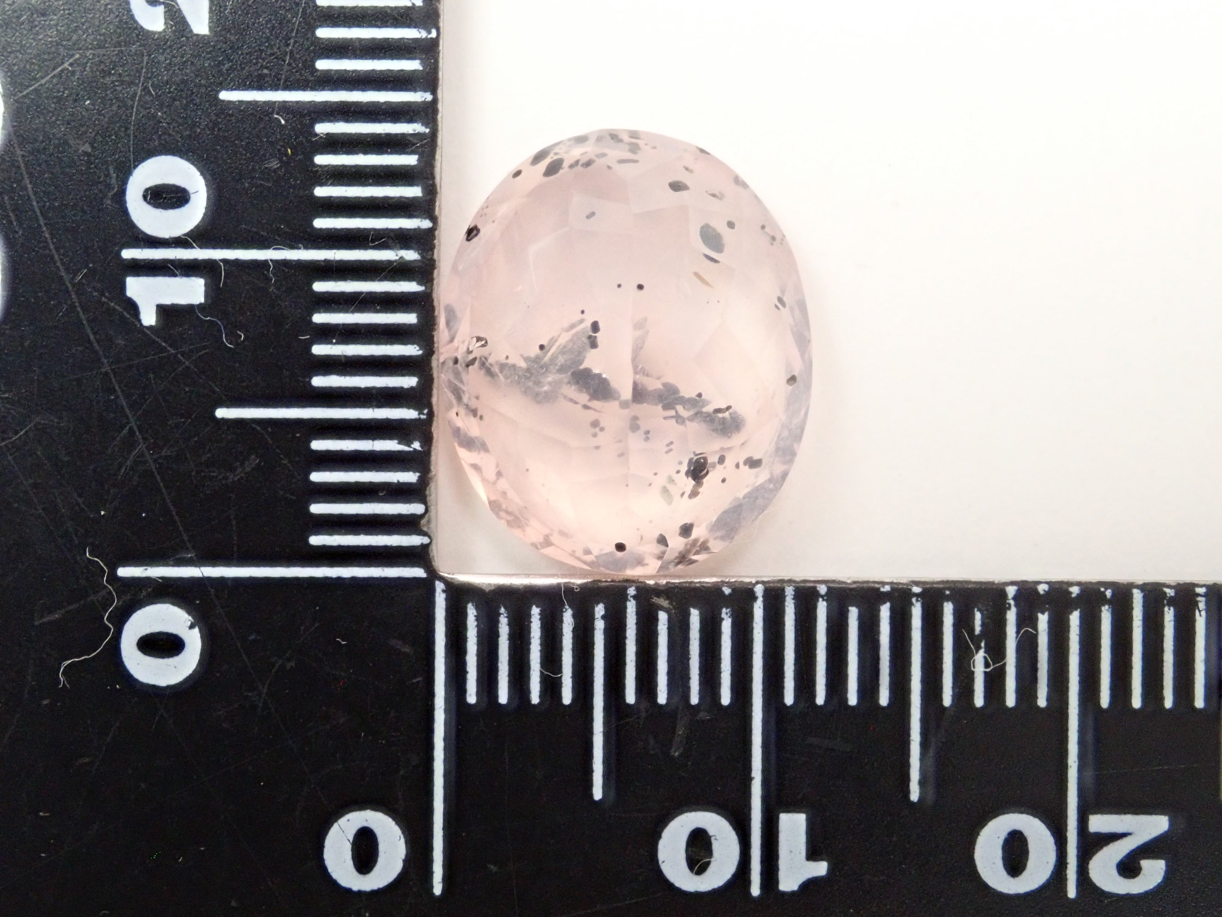 【12562772掲載】ブラジル産マイカインローズクォーツ（雲母インローズクォーツ） 7.044ctルース