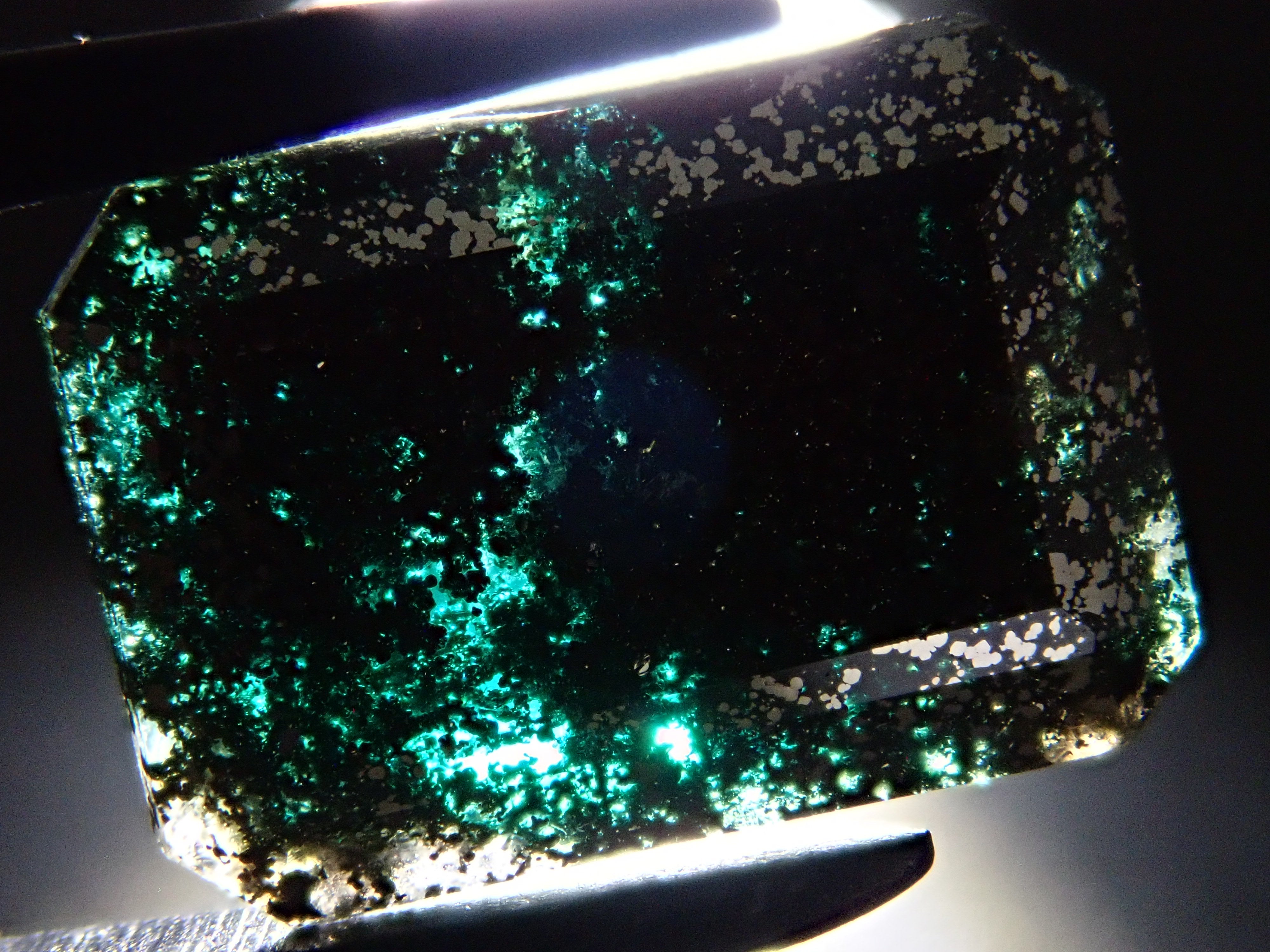 【12562754掲載】コロンビア産パイライトインエメラルド 4.221ctルース