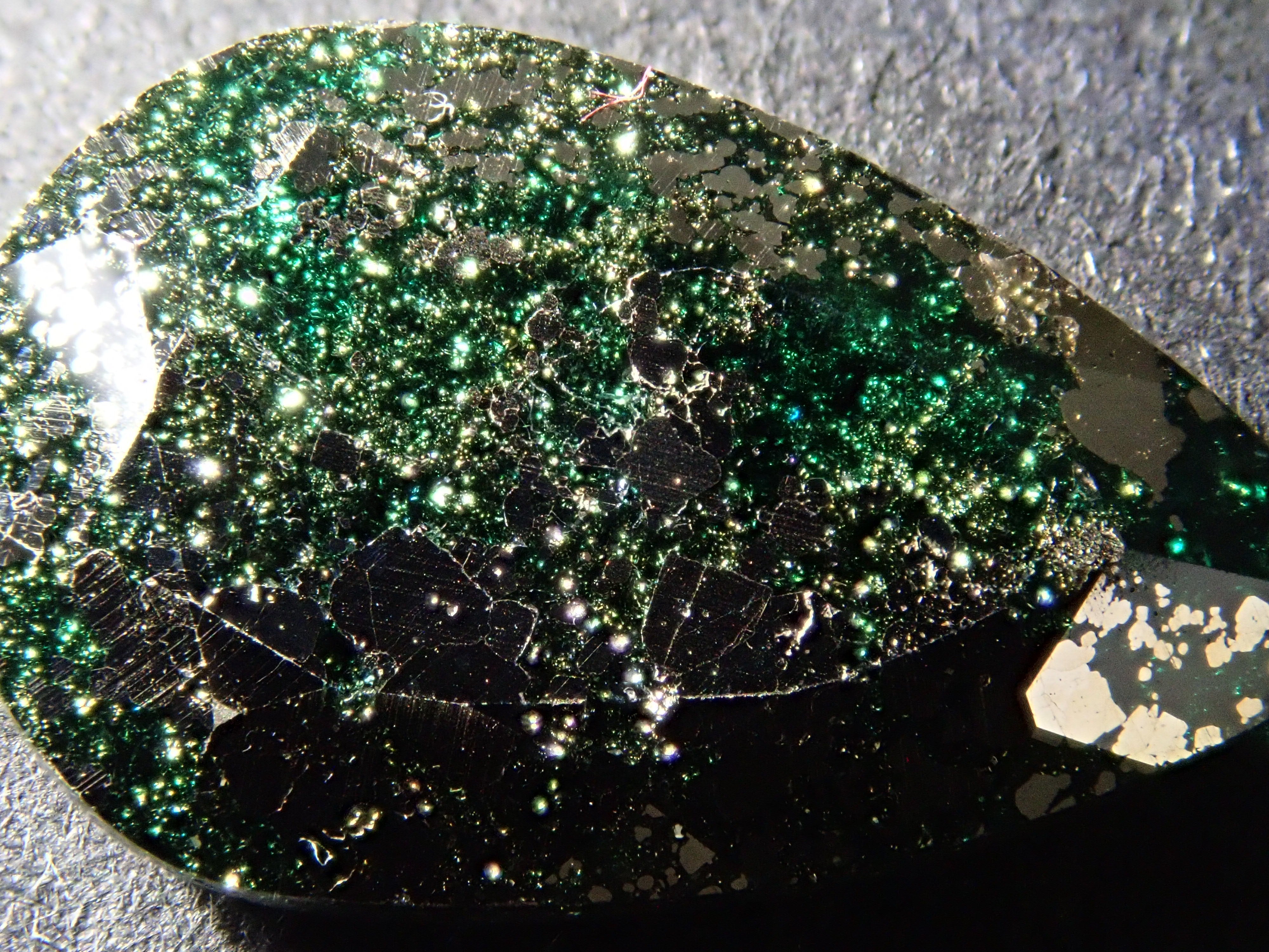 【12562757掲載】コロンビア産パイライトインエメラルド 4.226ctルース