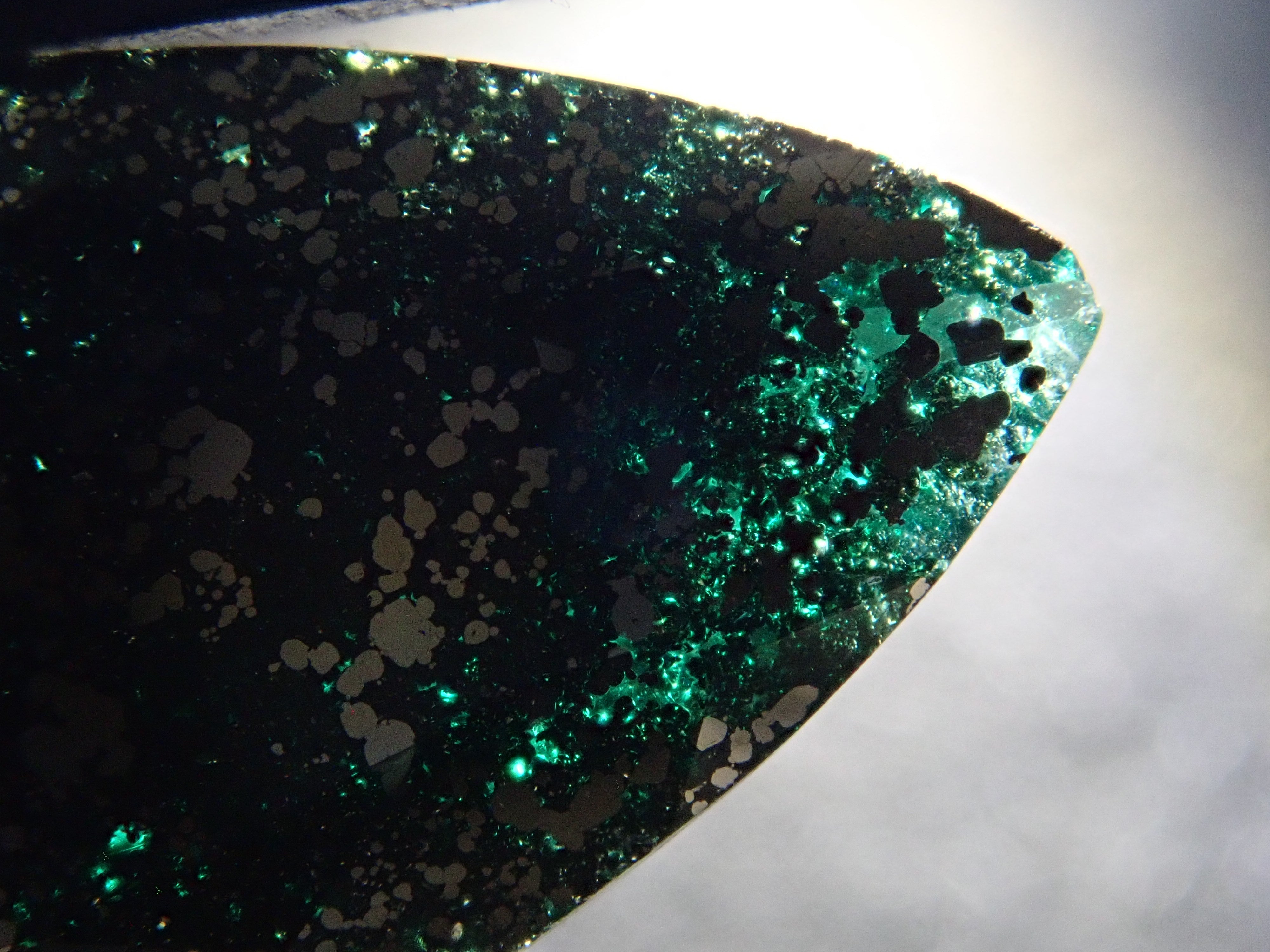 【12562757掲載】コロンビア産パイライトインエメラルド 4.226ctルース