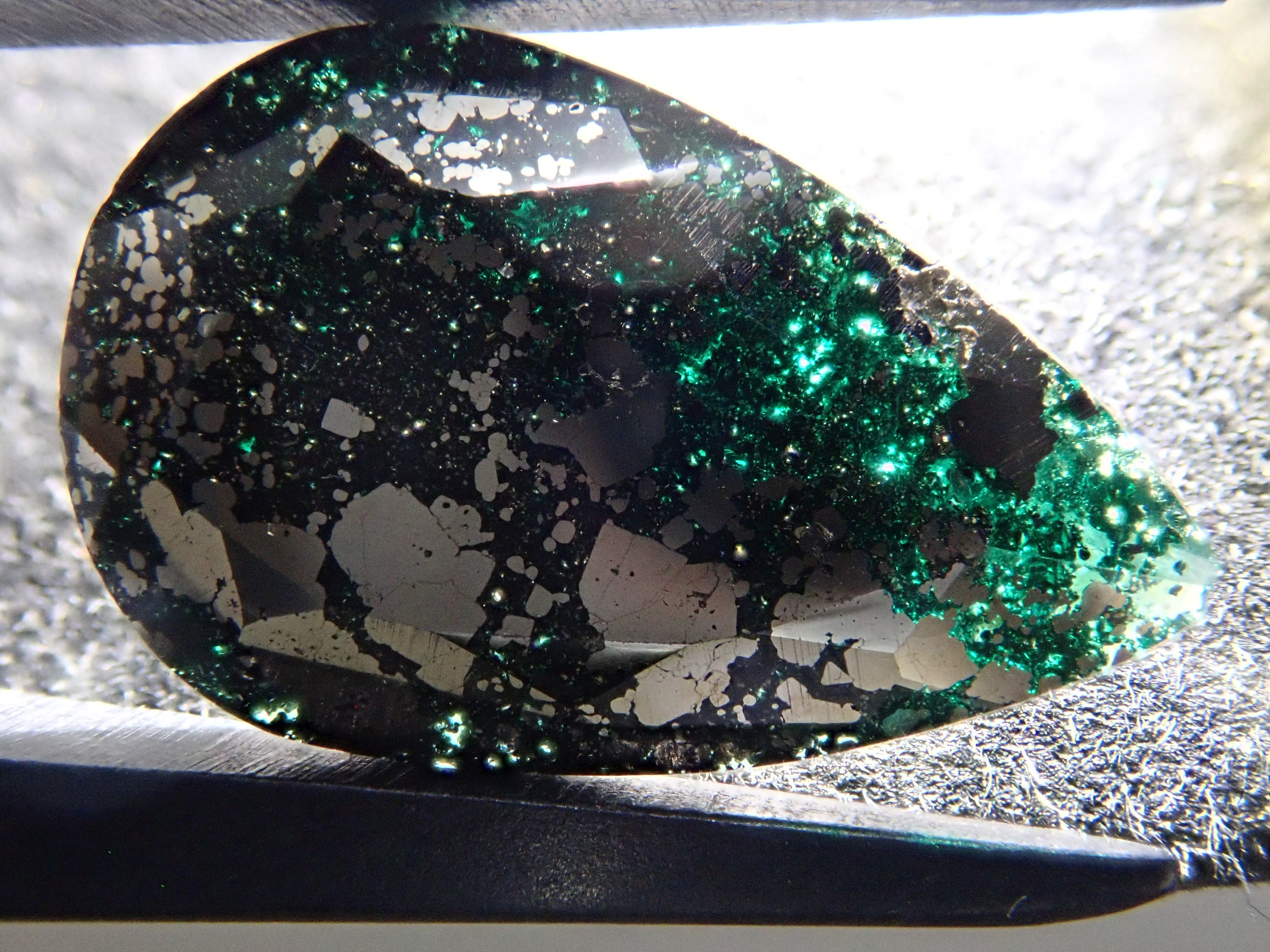 【12562757掲載】コロンビア産パイライトインエメラルド 4.226ctルース