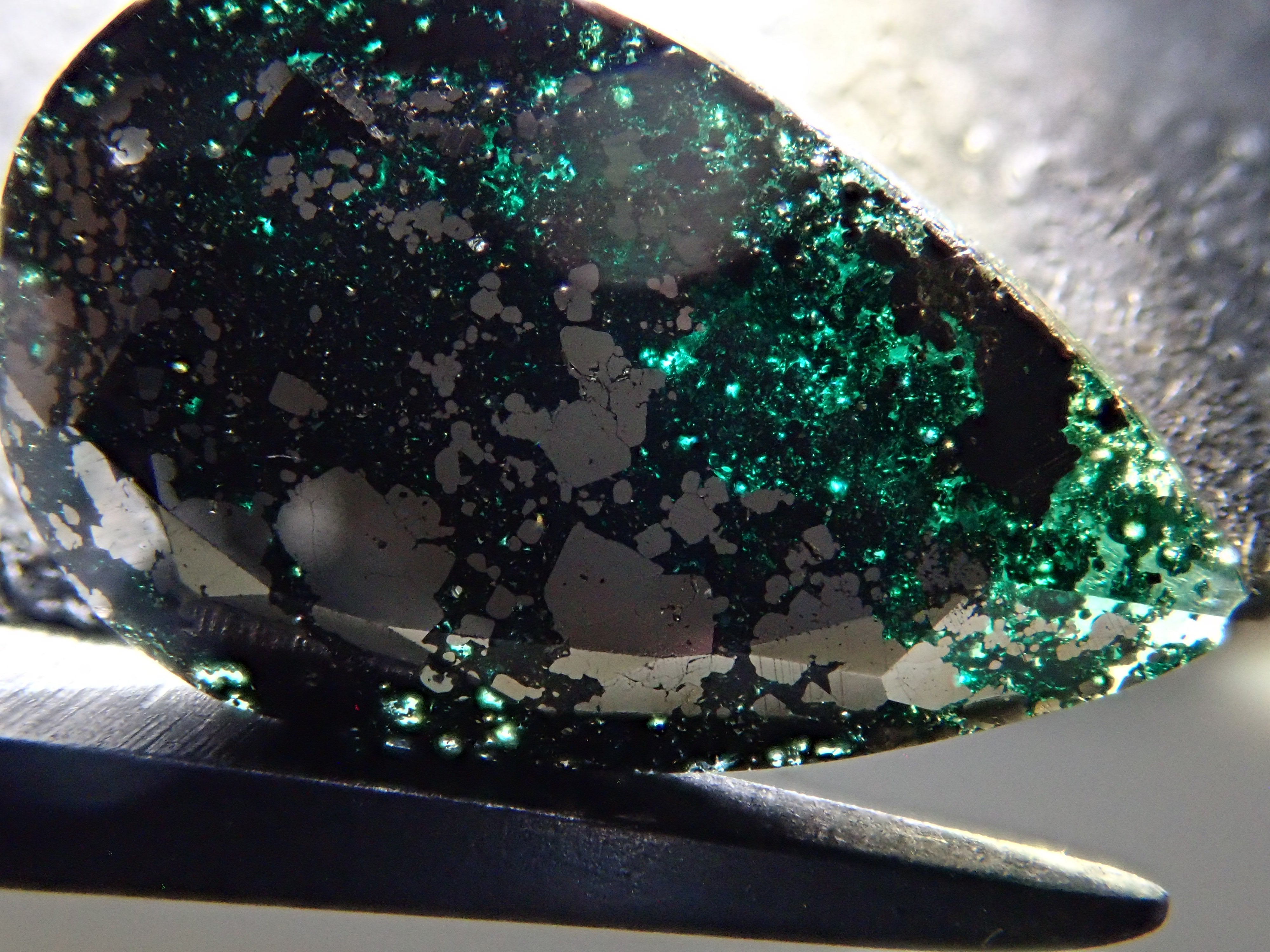 【12562757掲載】コロンビア産パイライトインエメラルド 4.226ctルース