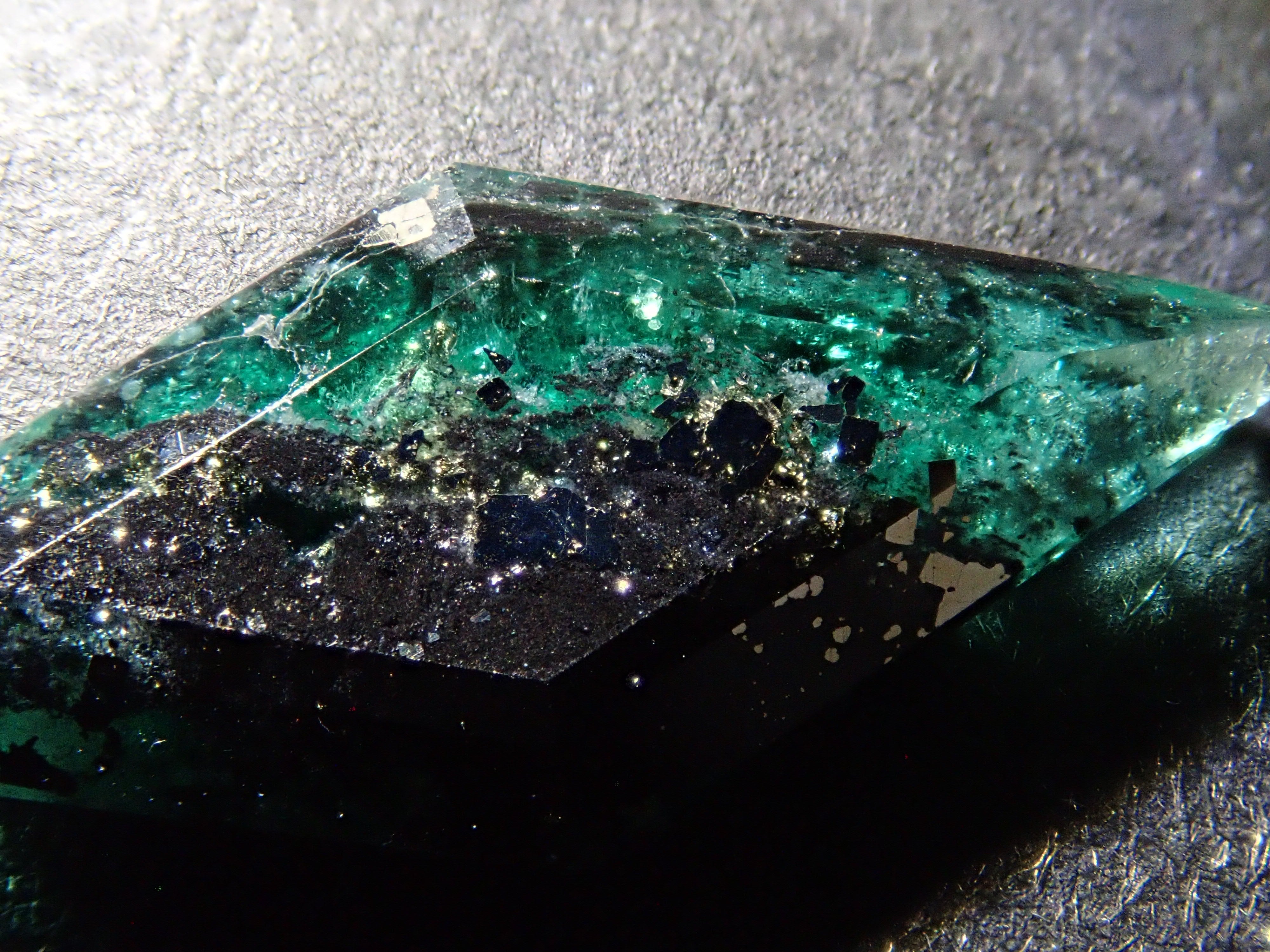 【12562758掲載】コロンビア産パイライトインエメラルド 3.346ctルース