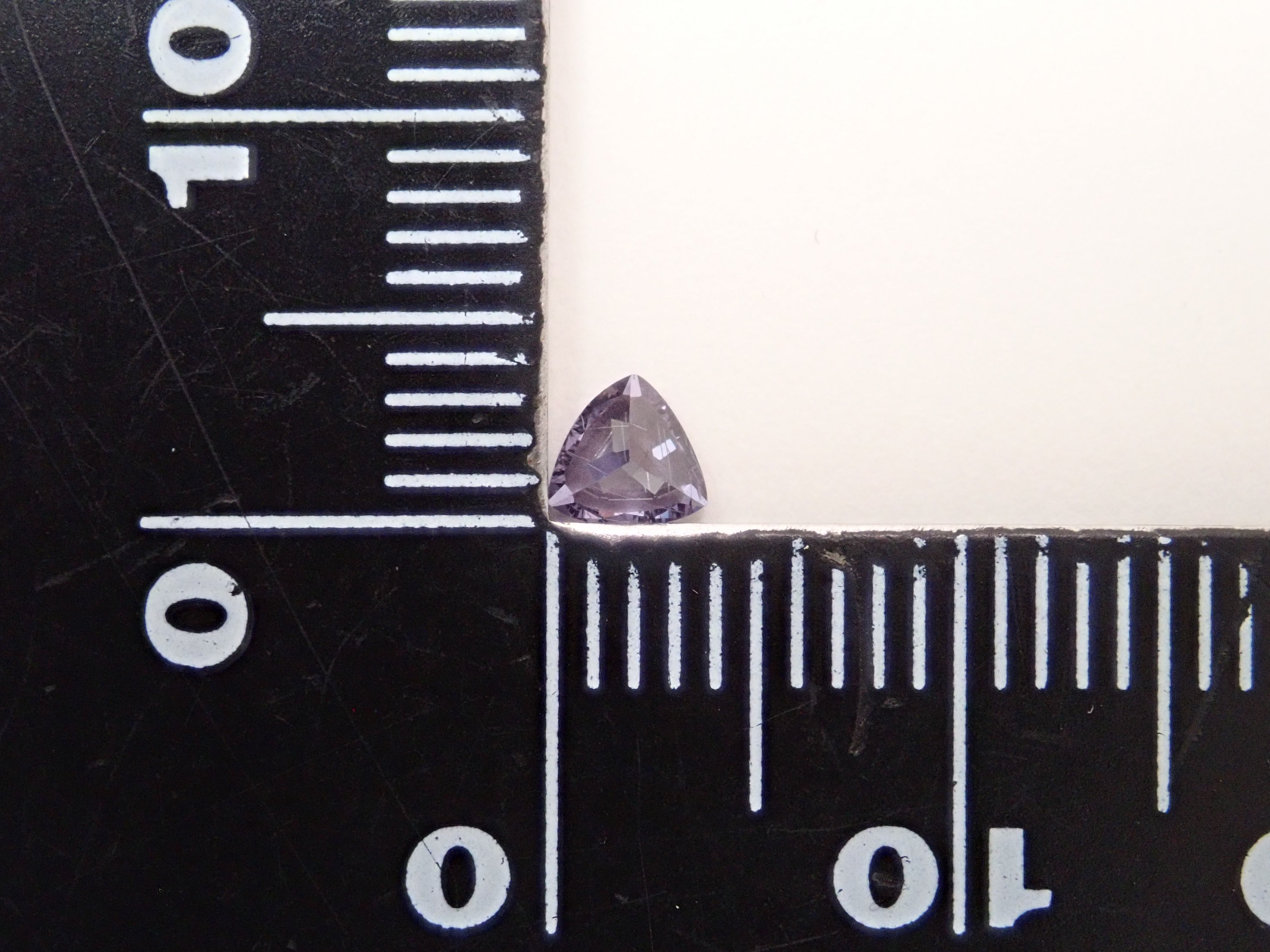 【12562759掲載】マダガスカル産ベキリーブルーガーネット（カラーチェンジガーネット） 0.213ctルース