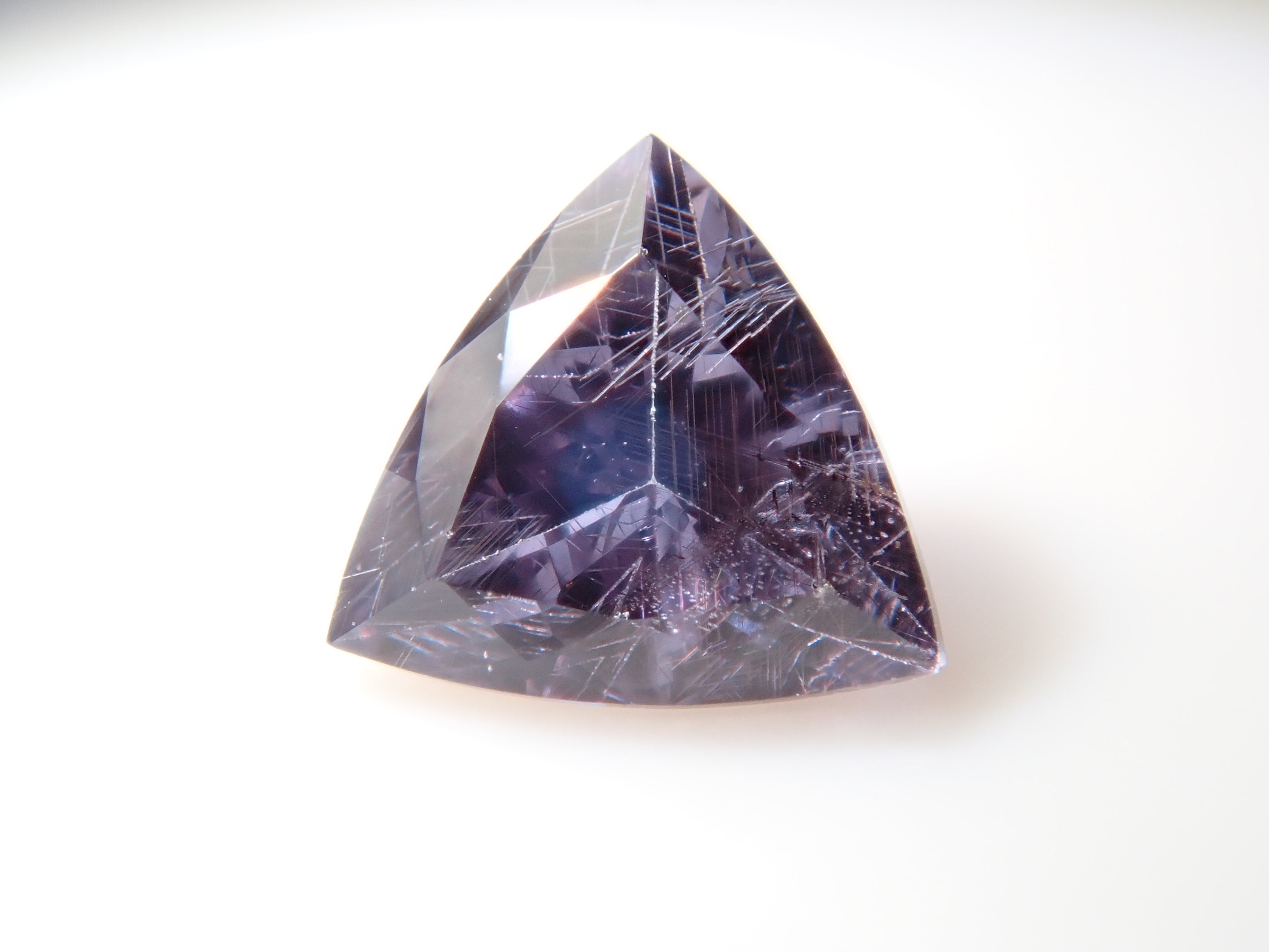 【12562760掲載】マダガスカル産ベキリーブルーガーネット（カラーチェンジガーネット） 0.186ctルース