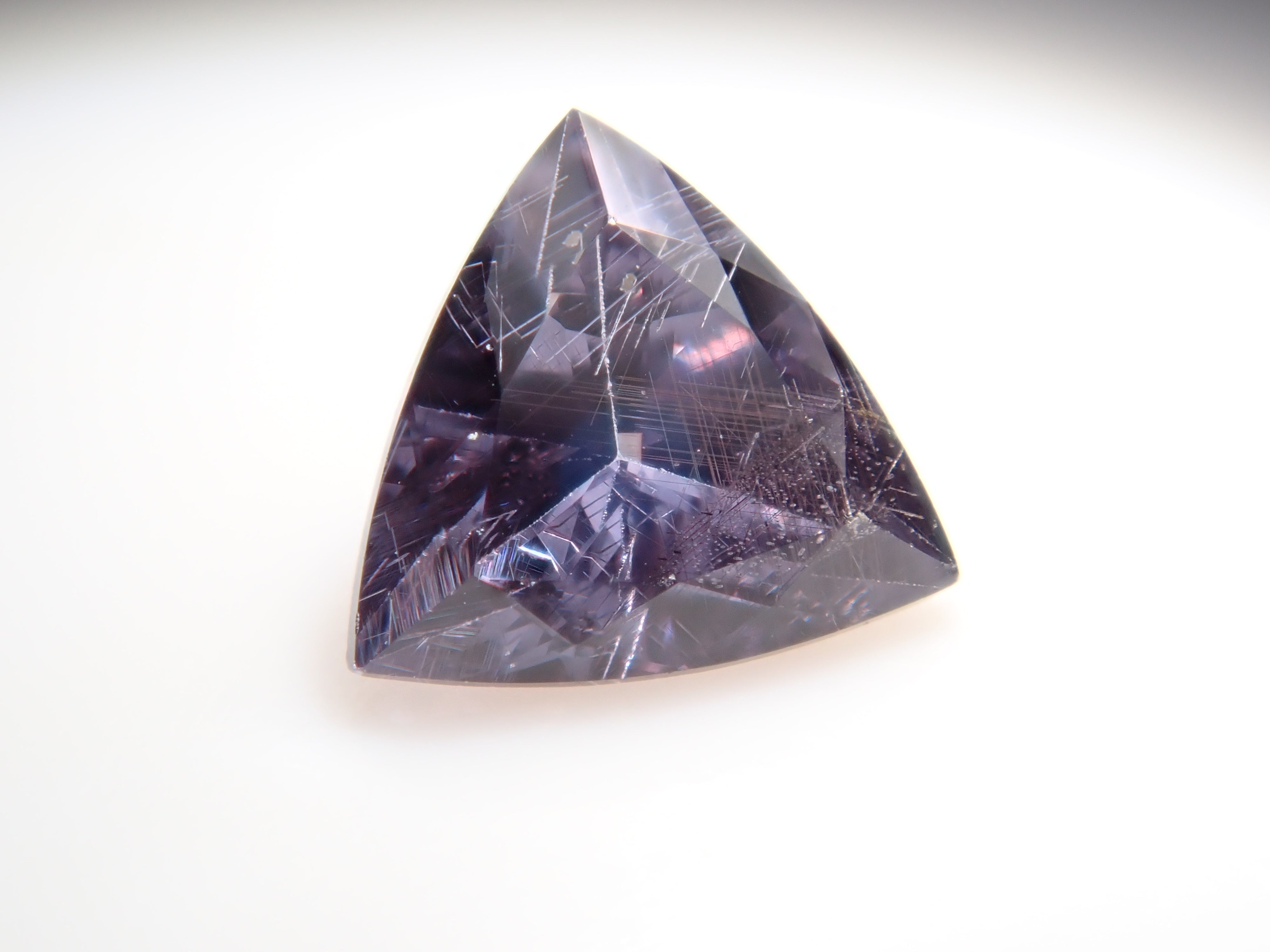 【12562760掲載】マダガスカル産ベキリーブルーガーネット（カラーチェンジガーネット） 0.186ctルース