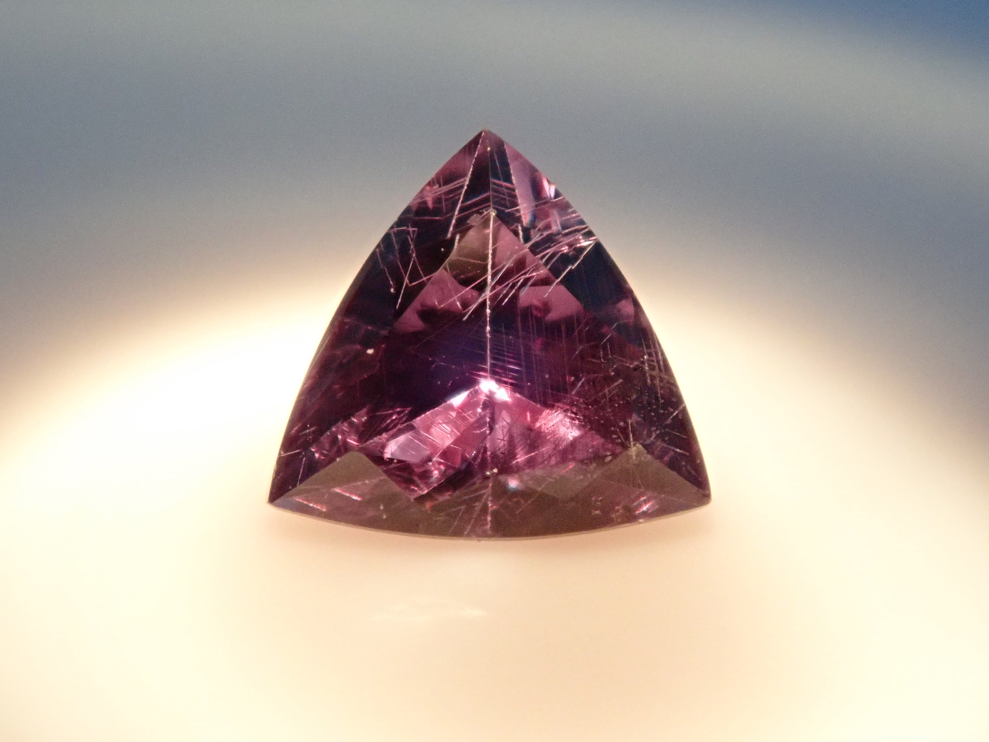 【12562760掲載】マダガスカル産ベキリーブルーガーネット（カラーチェンジガーネット） 0.186ctルース