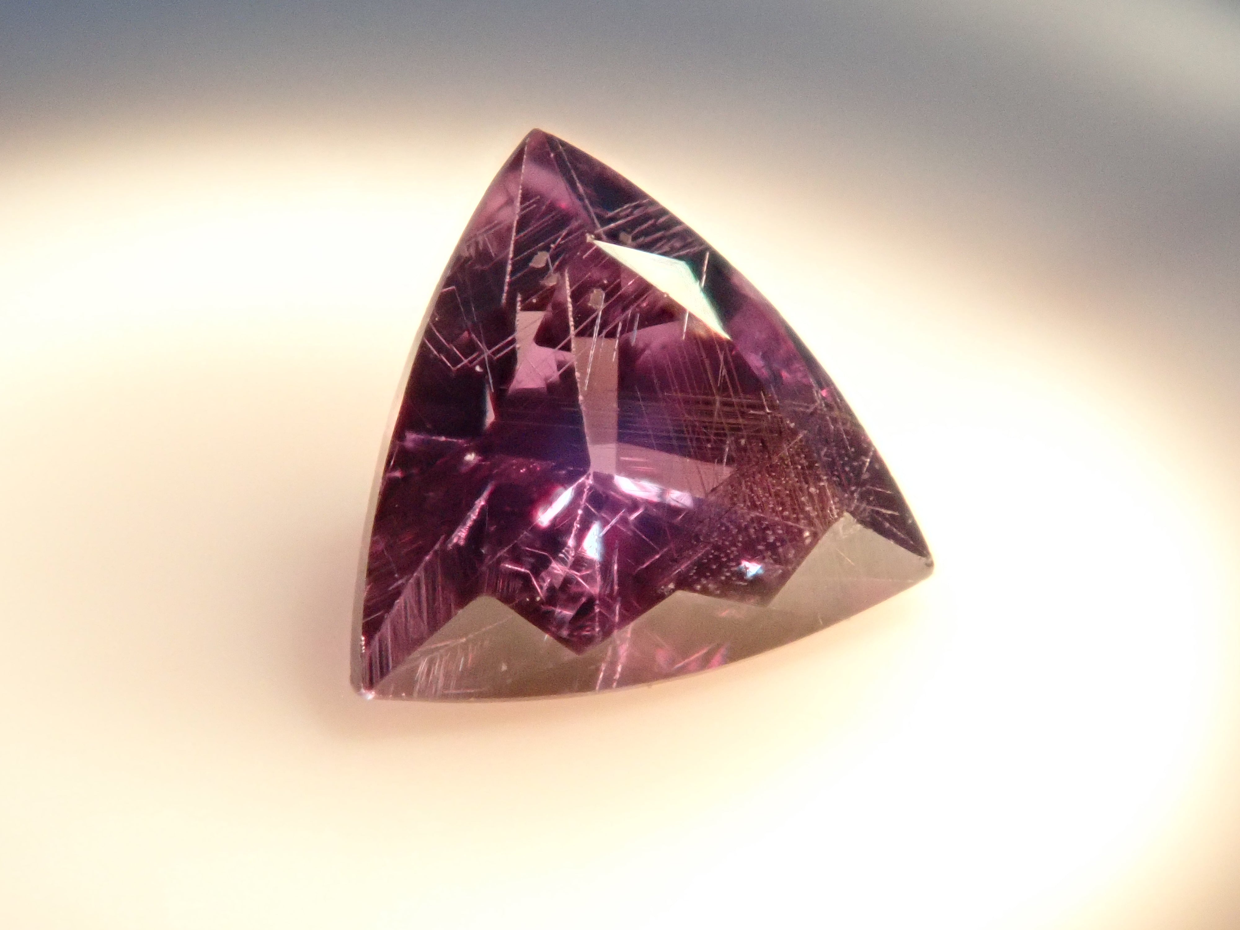 【12562760掲載】マダガスカル産ベキリーブルーガーネット（カラーチェンジガーネット） 0.186ctルース