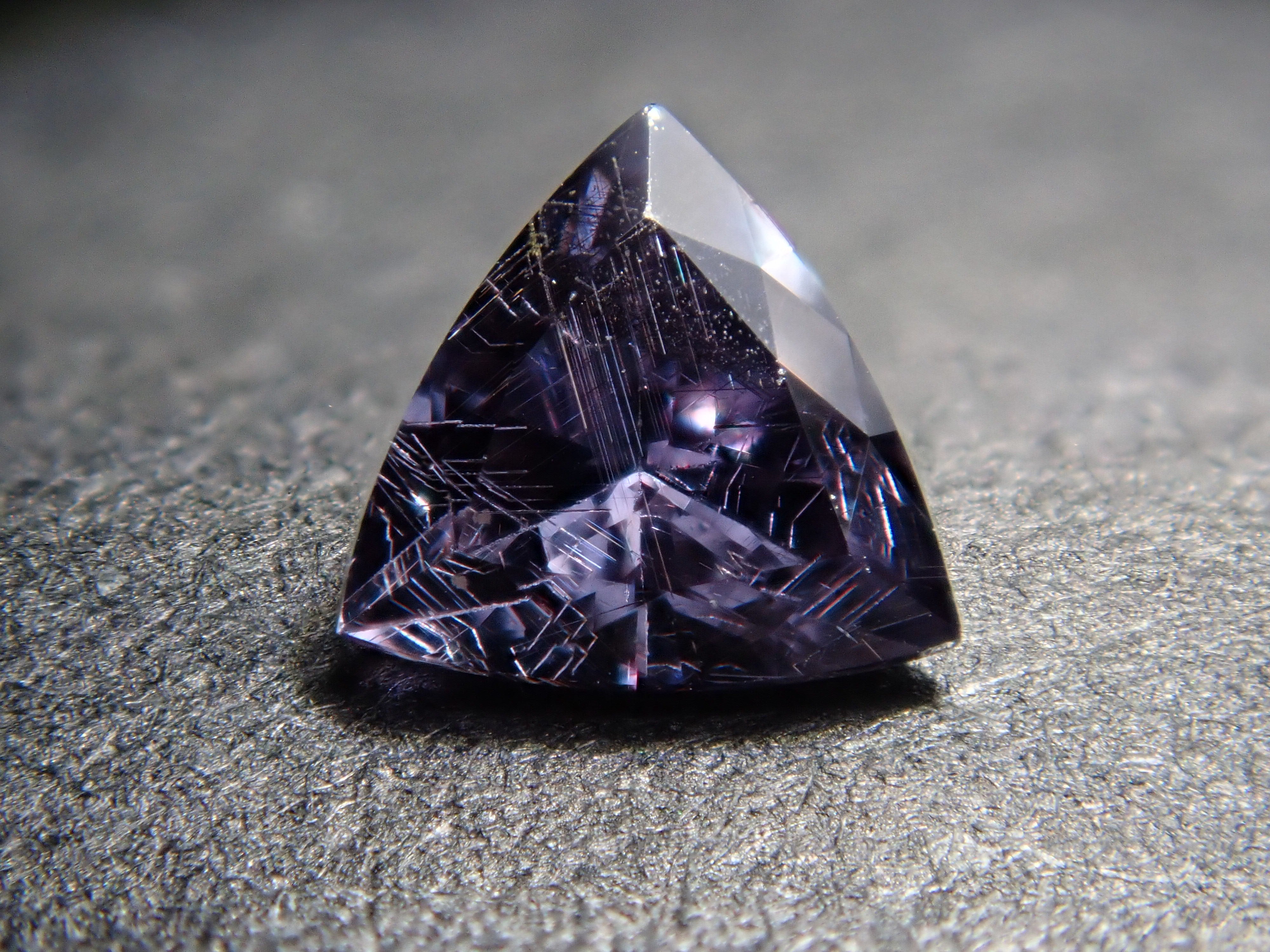 【12562760掲載】マダガスカル産ベキリーブルーガーネット（カラーチェンジガーネット） 0.186ctルース