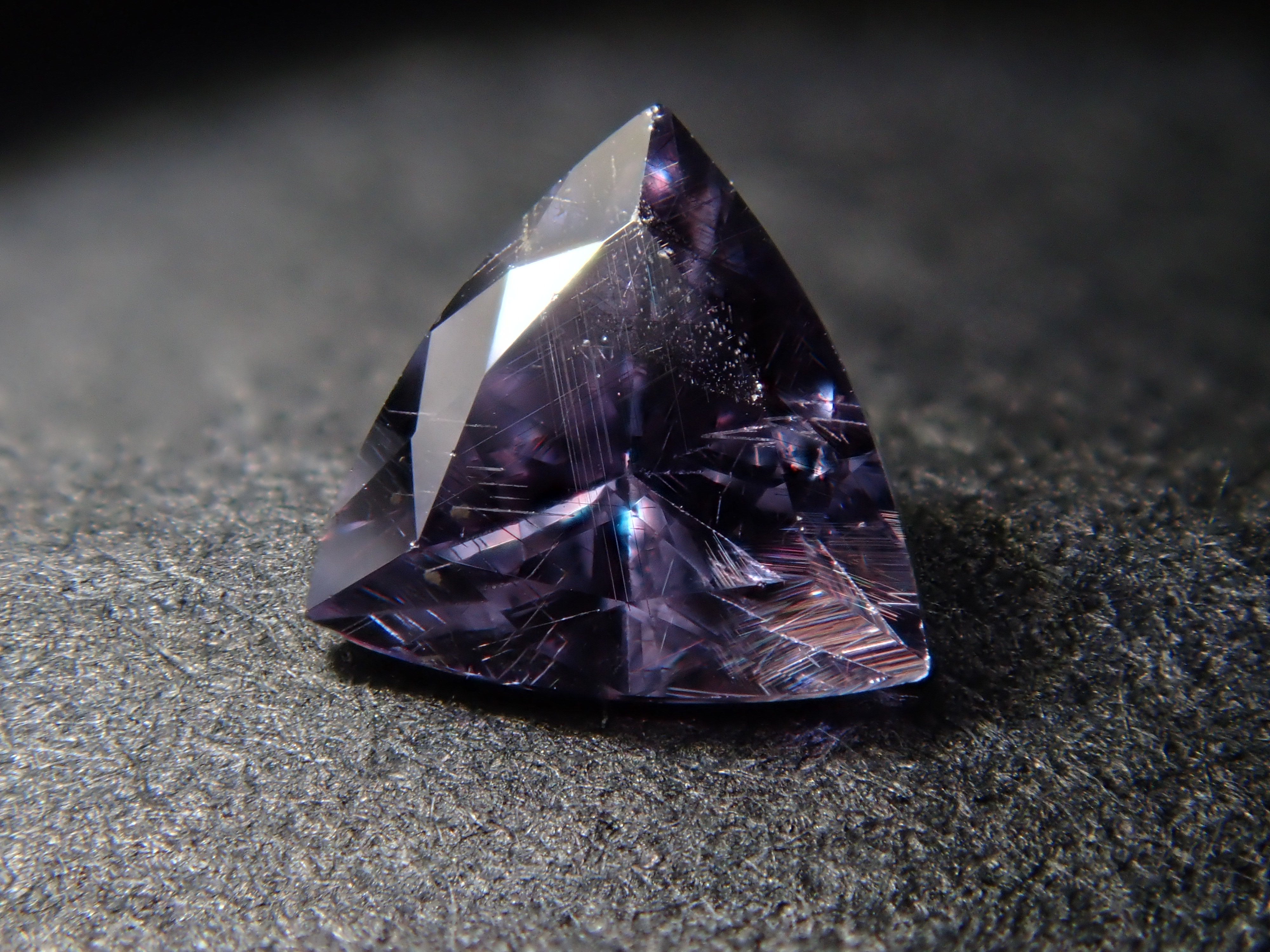 【12562760掲載】マダガスカル産ベキリーブルーガーネット（カラーチェンジガーネット） 0.186ctルース