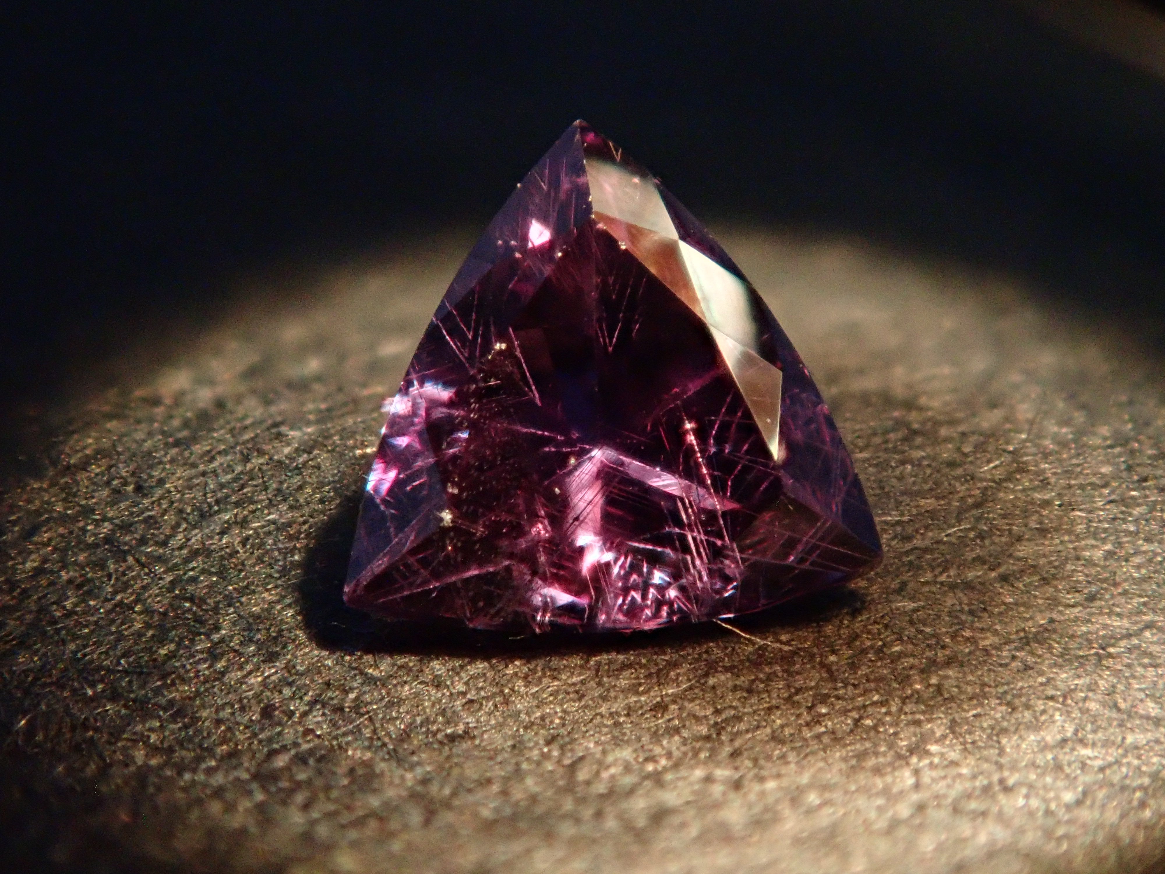 【12562760掲載】マダガスカル産ベキリーブルーガーネット（カラーチェンジガーネット） 0.186ctルース