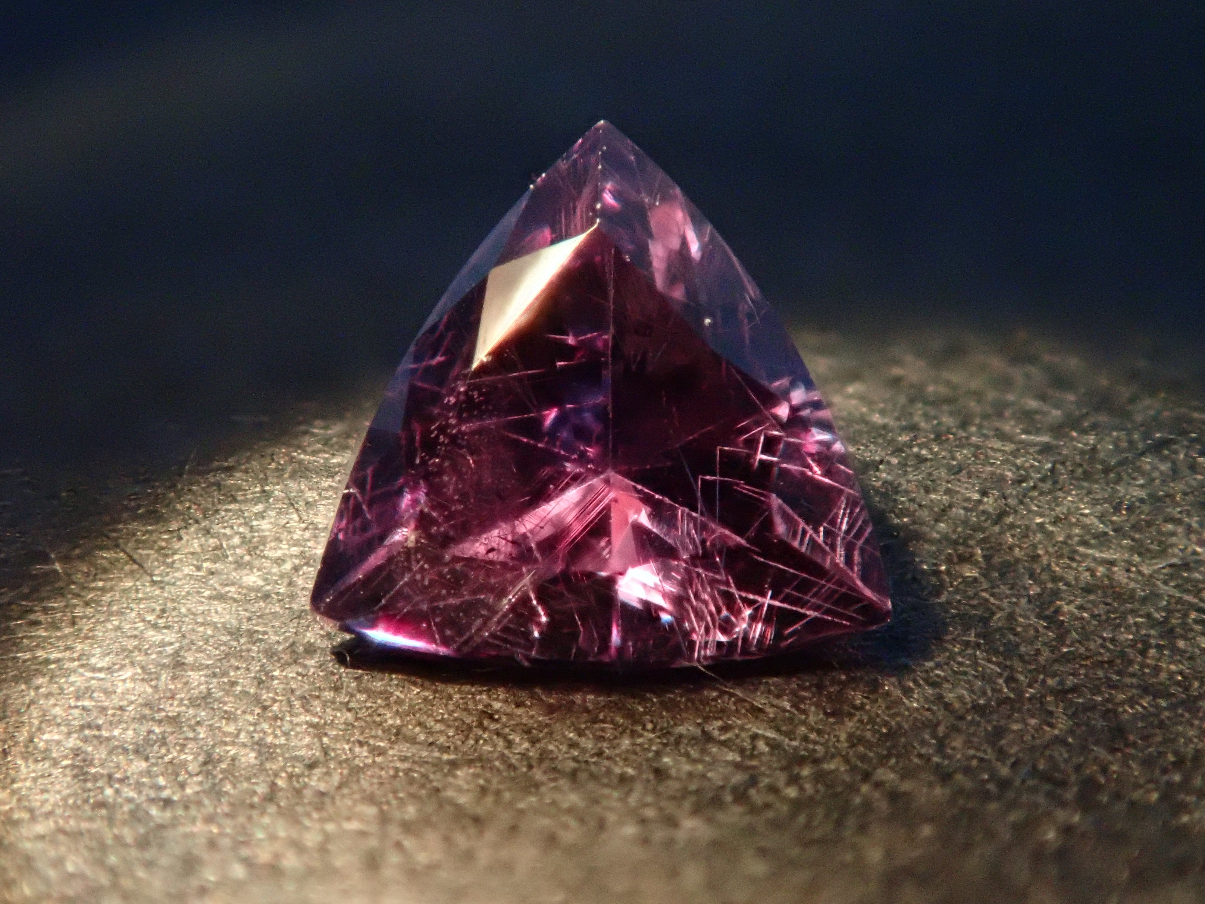 【12562760掲載】マダガスカル産ベキリーブルーガーネット（カラーチェンジガーネット） 0.186ctルース