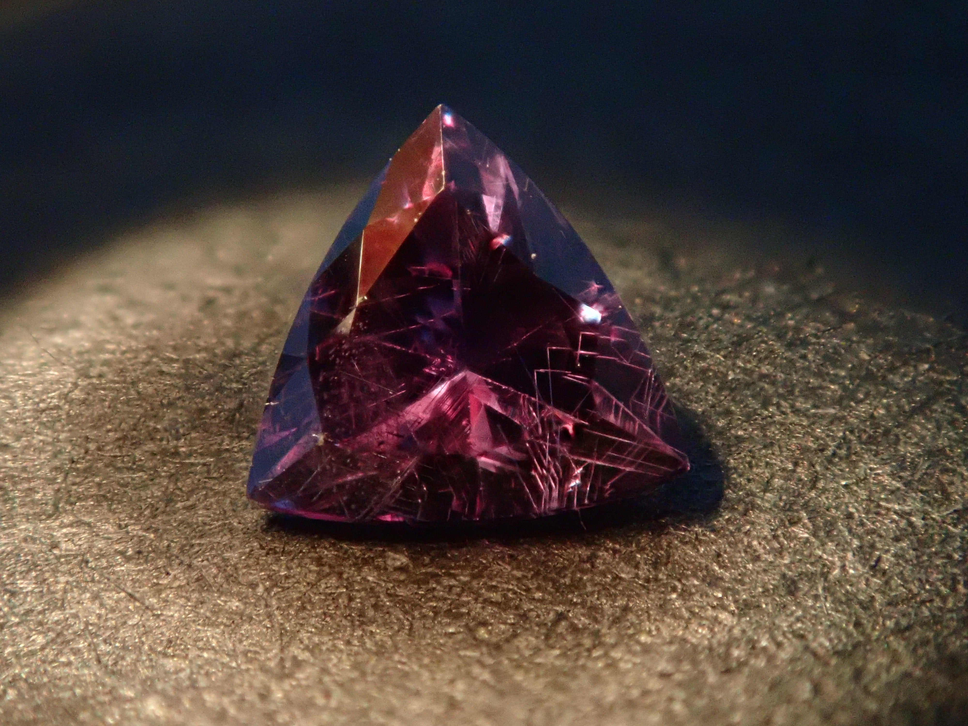 【12562760掲載】マダガスカル産ベキリーブルーガーネット（カラーチェンジガーネット） 0.186ctルース