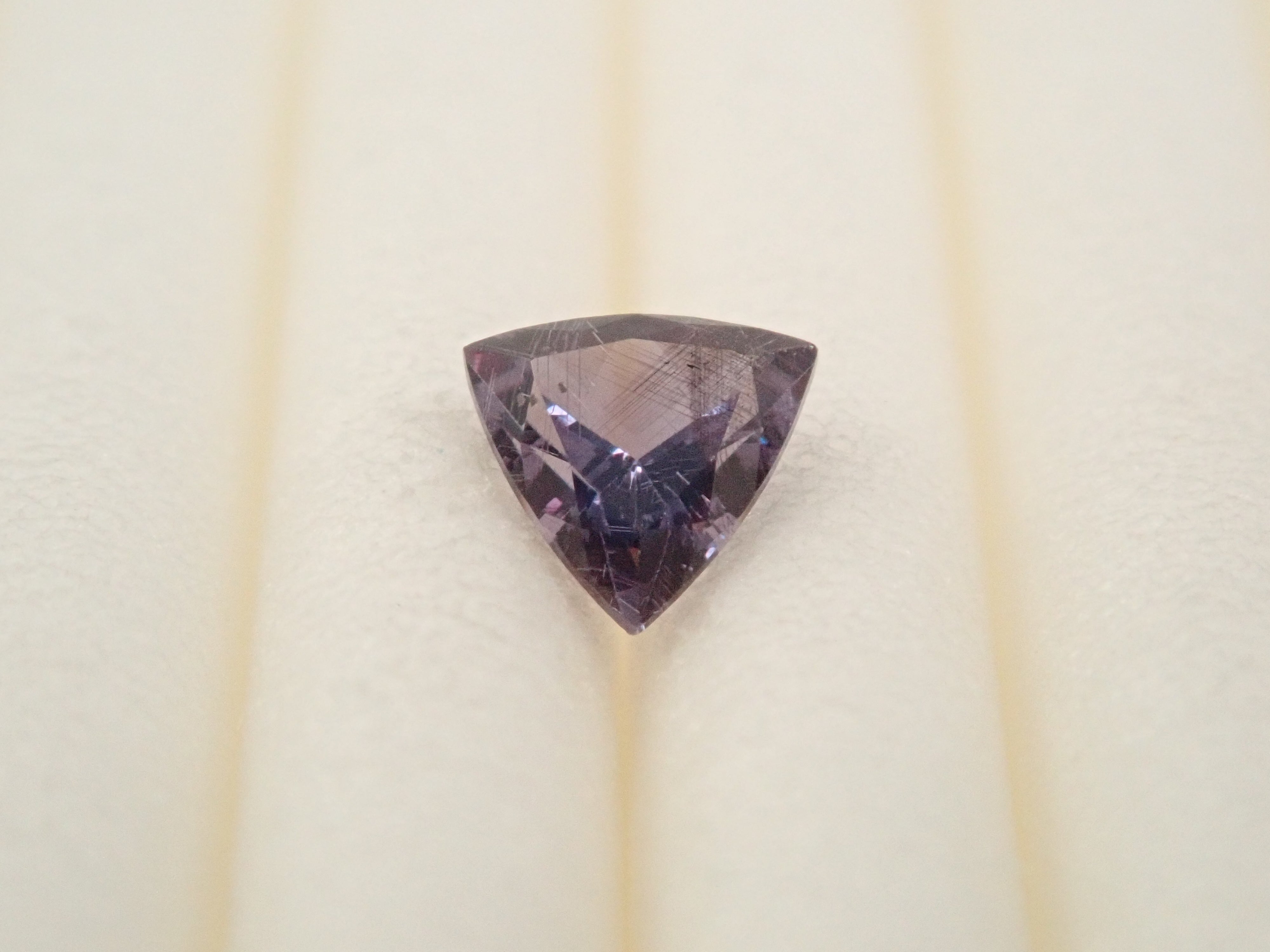 【12562760掲載】マダガスカル産ベキリーブルーガーネット（カラーチェンジガーネット） 0.186ctルース