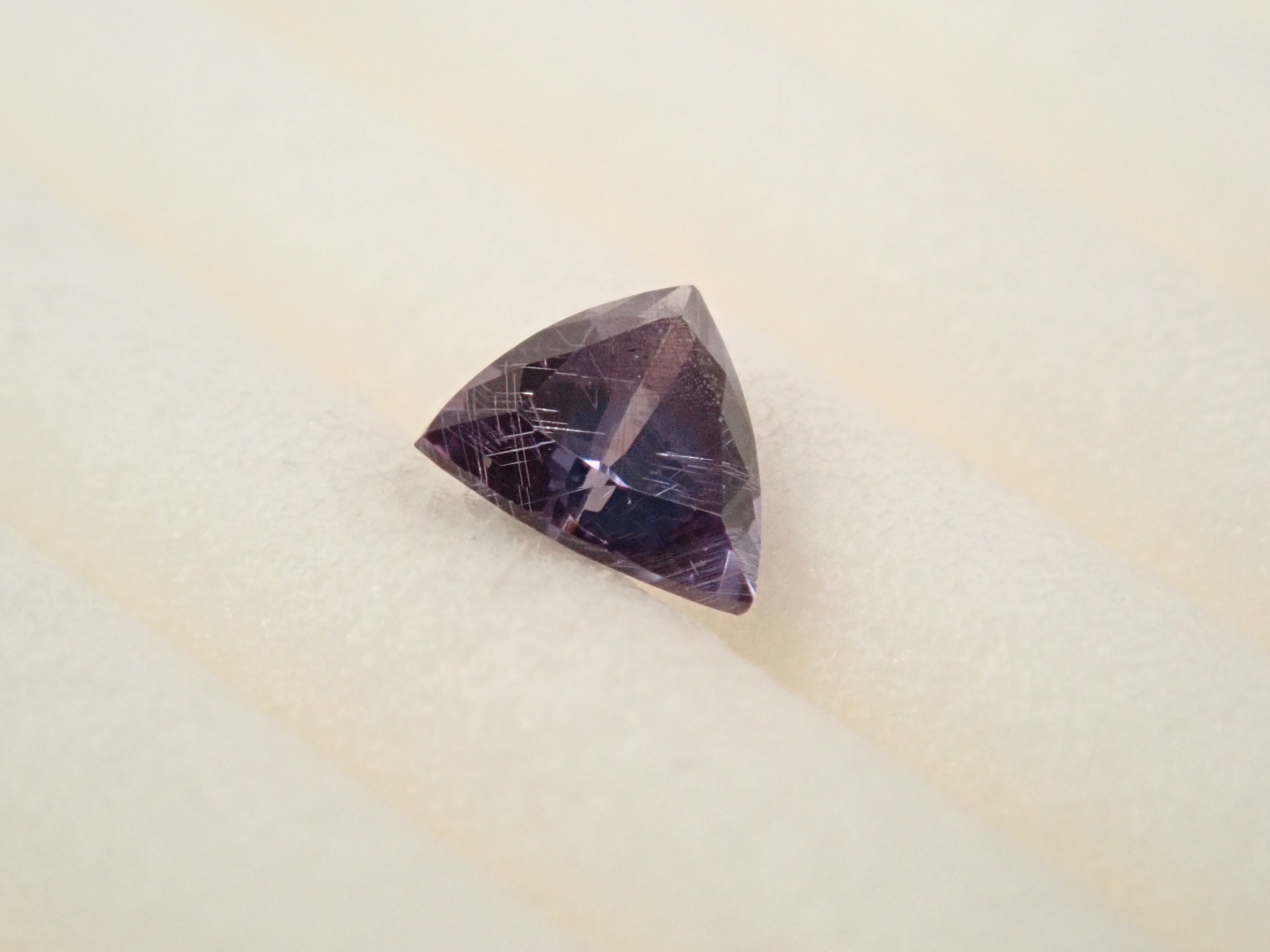 【12562760掲載】マダガスカル産ベキリーブルーガーネット（カラーチェンジガーネット） 0.186ctルース