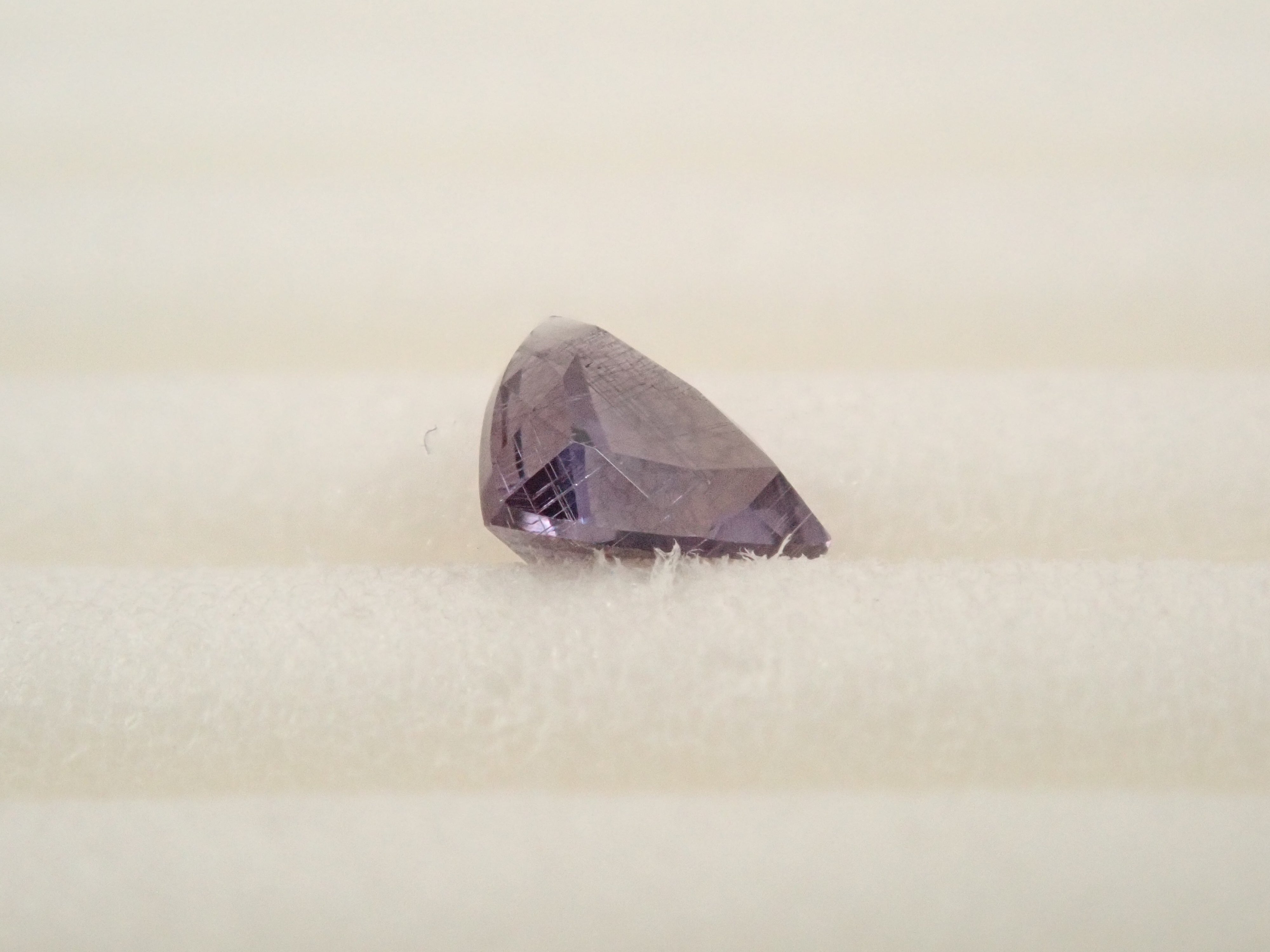 【12562760掲載】マダガスカル産ベキリーブルーガーネット（カラーチェンジガーネット） 0.186ctルース