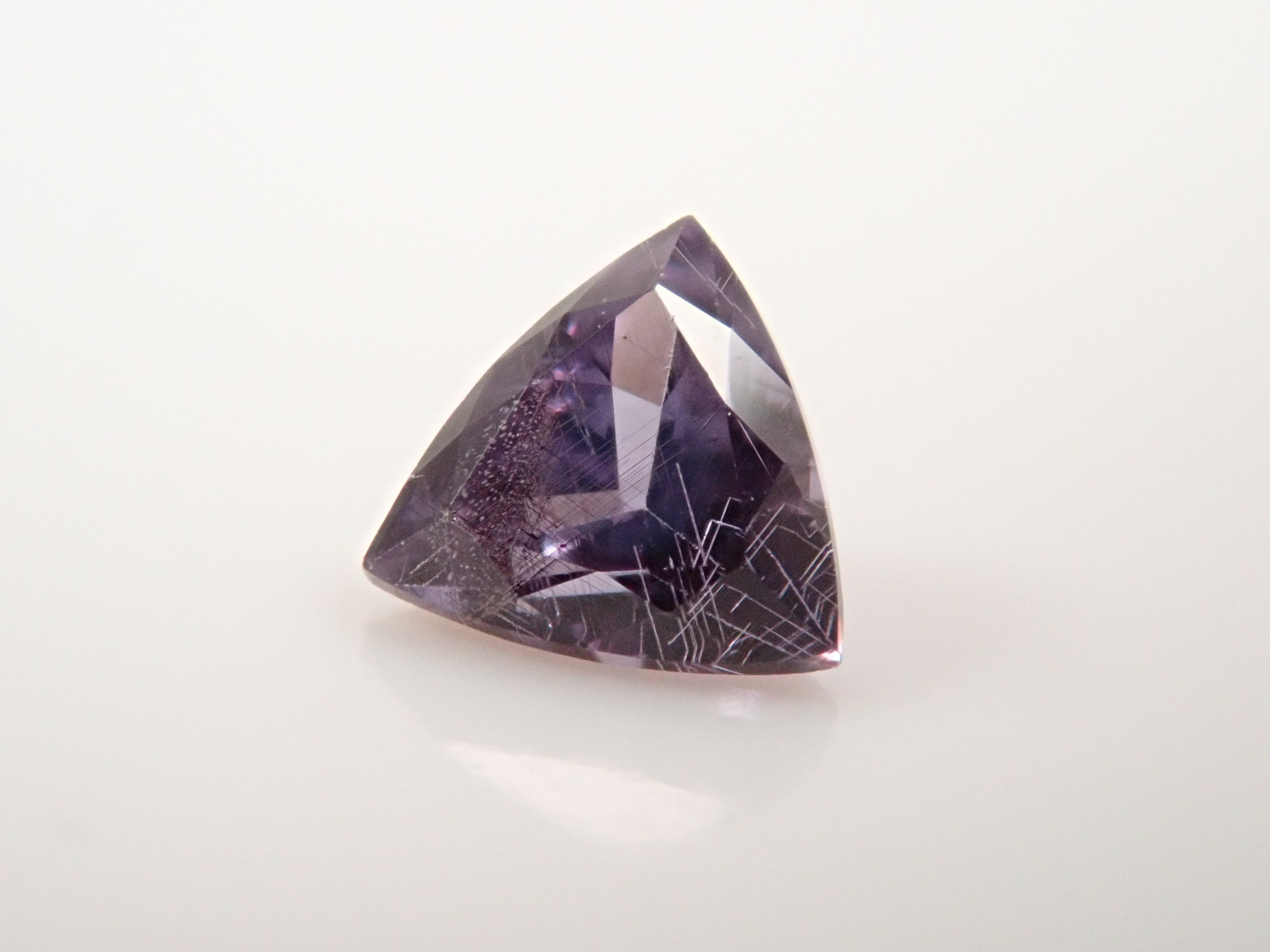 【12562760掲載】マダガスカル産ベキリーブルーガーネット（カラーチェンジガーネット） 0.186ctルース