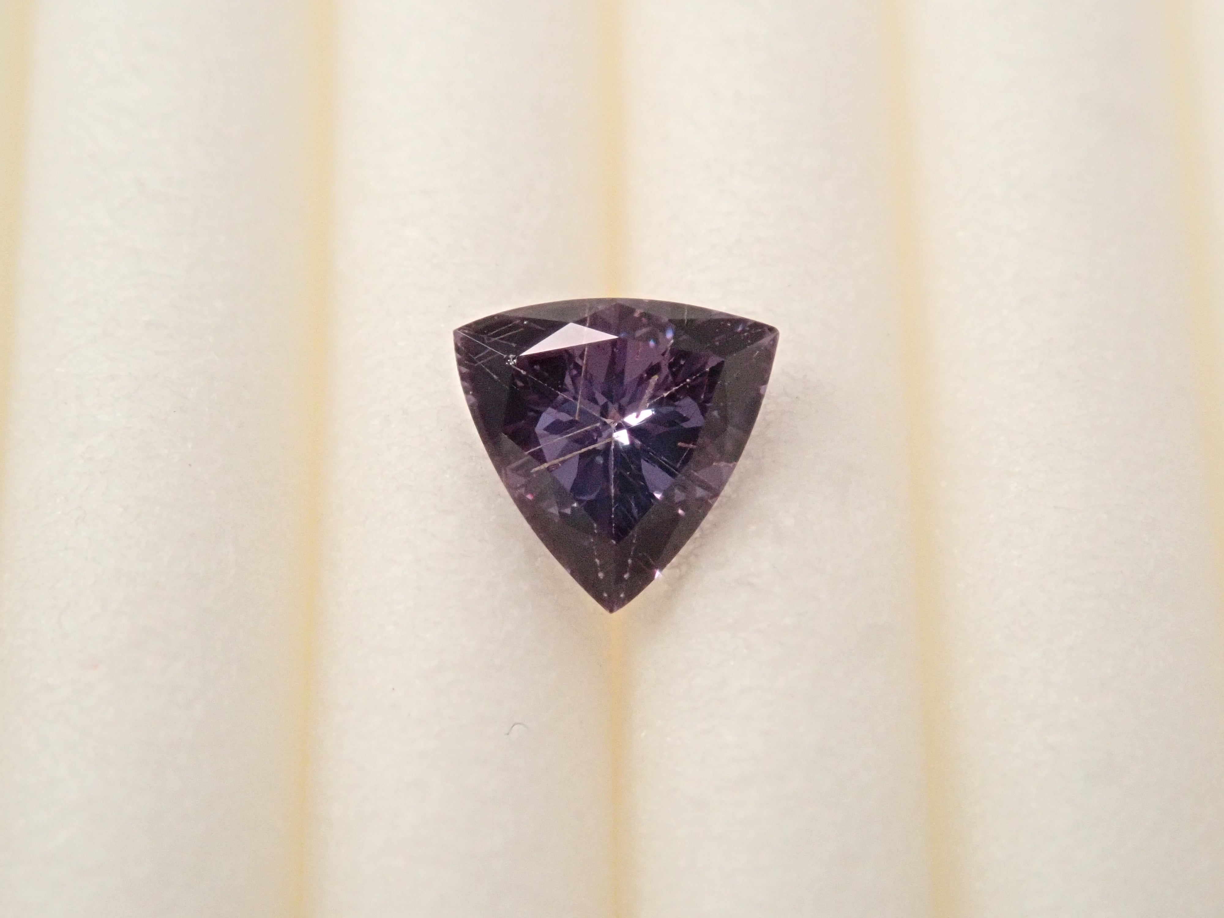 【12562761掲載】マダガスカル産ベキリーブルーガーネット（カラーチェンジガーネット） 0.254ctルース