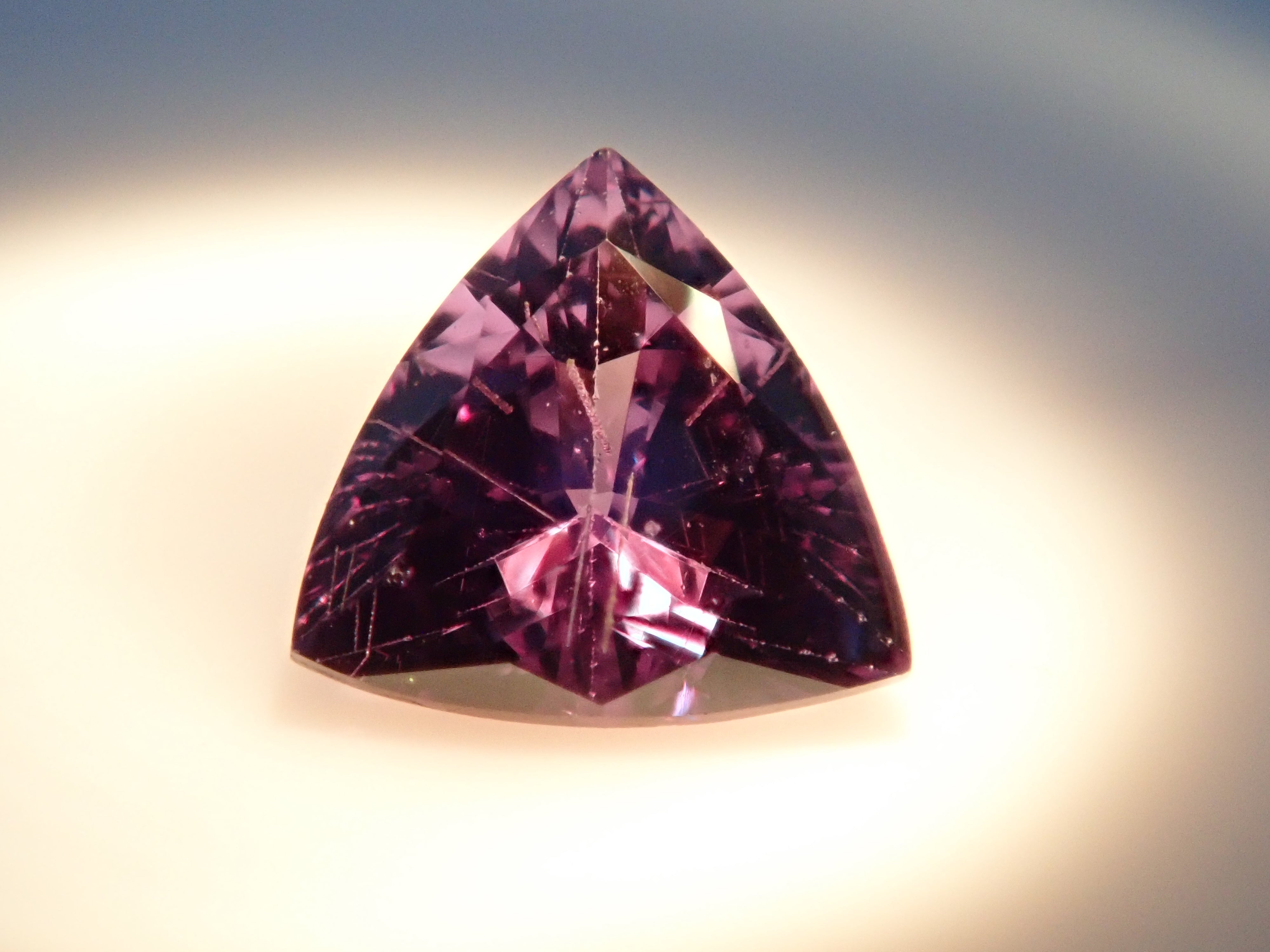 【12562761掲載】マダガスカル産ベキリーブルーガーネット（カラーチェンジガーネット） 0.254ctルース