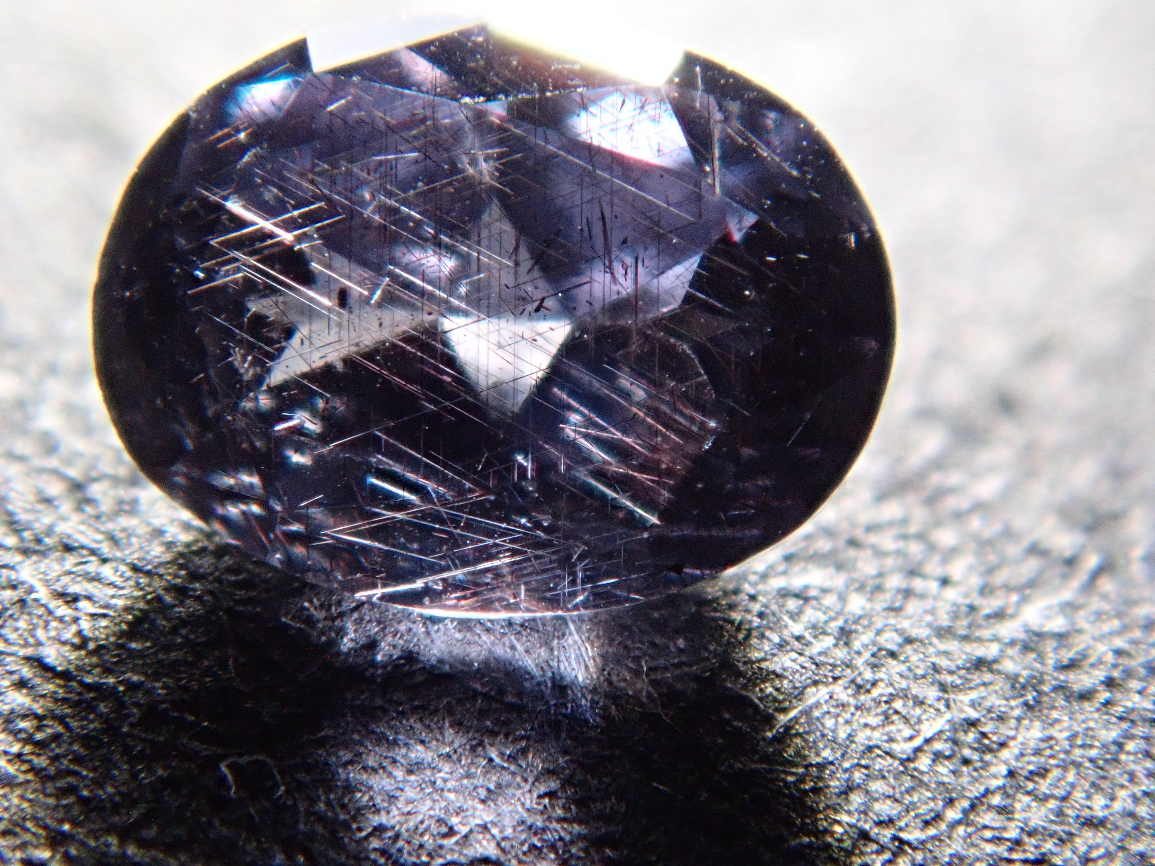 【12562762掲載】マダガスカル産ベキリーブルーガーネット（カラーチェンジガーネット） 0.188ctルース