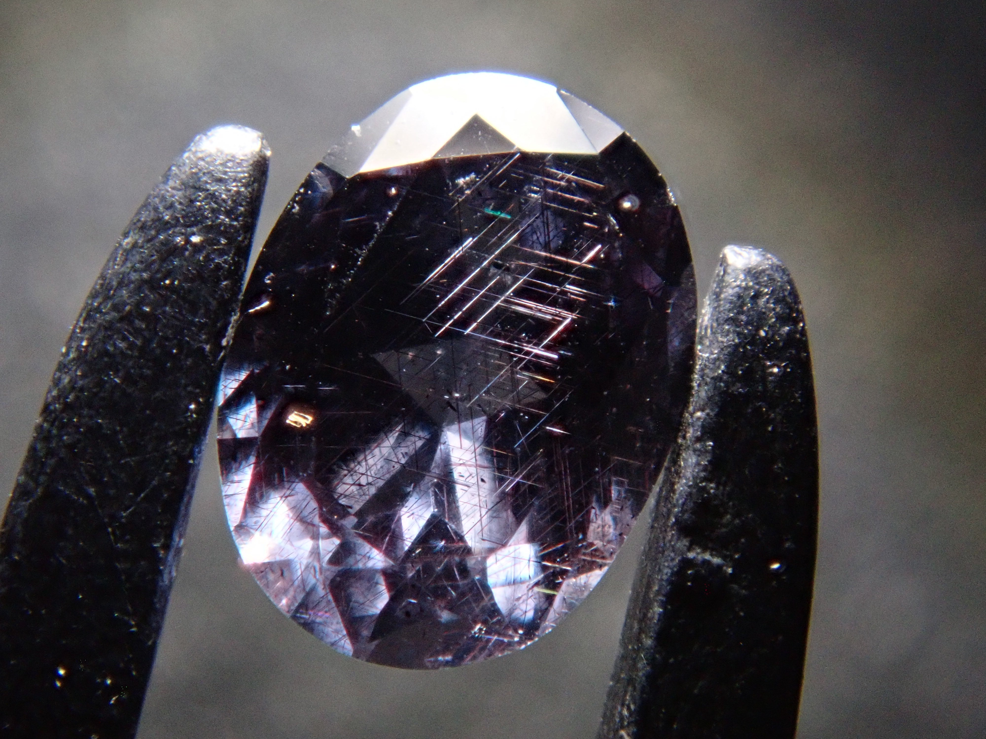 【12562762掲載】マダガスカル産ベキリーブルーガーネット（カラーチェンジガーネット） 0.188ctルース