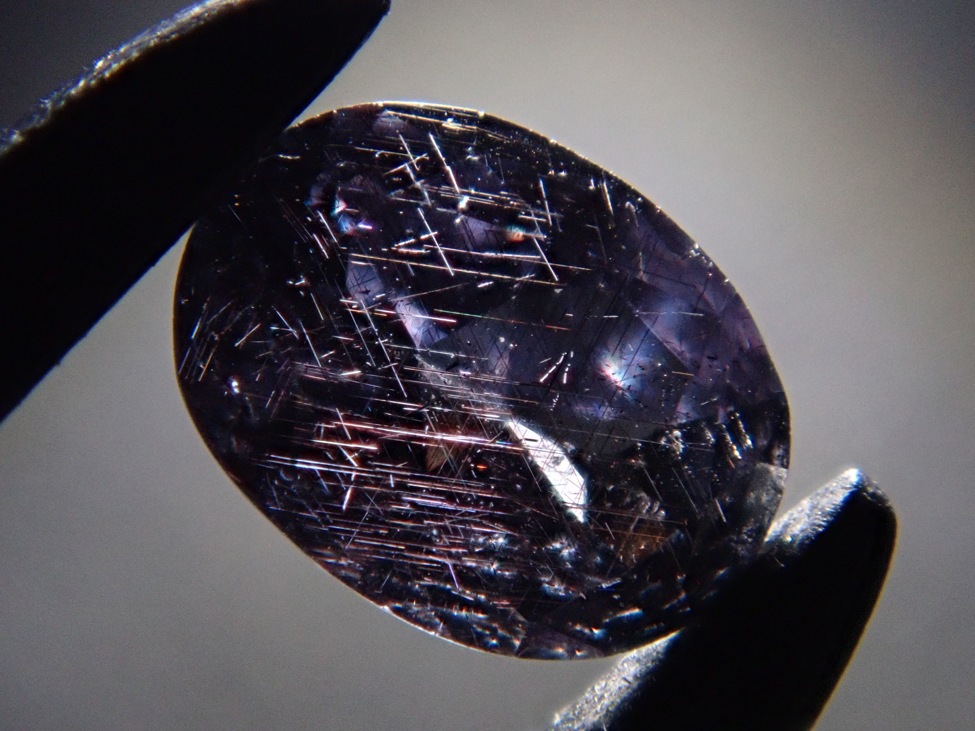 【12562762掲載】マダガスカル産ベキリーブルーガーネット（カラーチェンジガーネット） 0.188ctルース