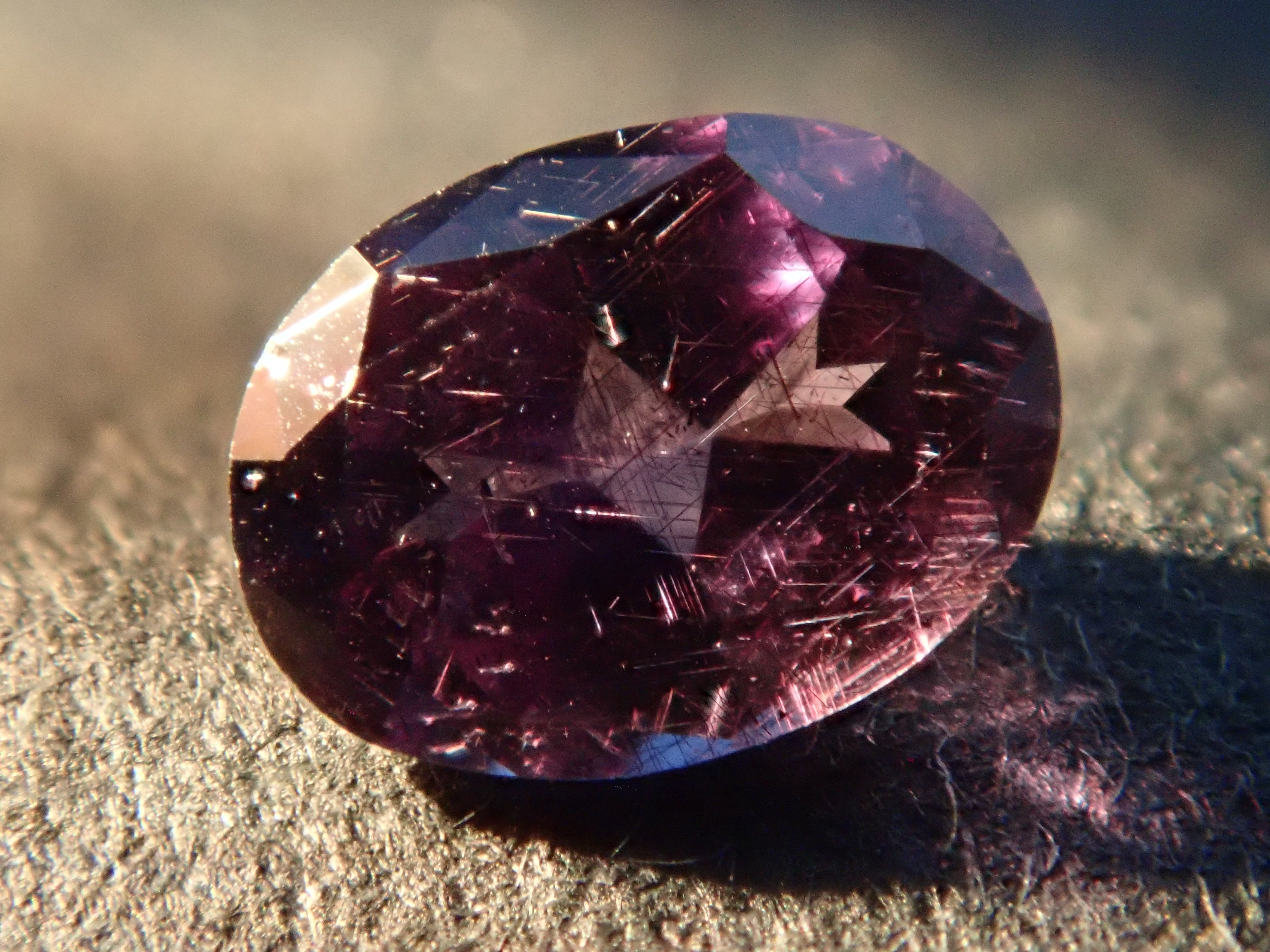 【12562762掲載】マダガスカル産ベキリーブルーガーネット（カラーチェンジガーネット） 0.188ctルース