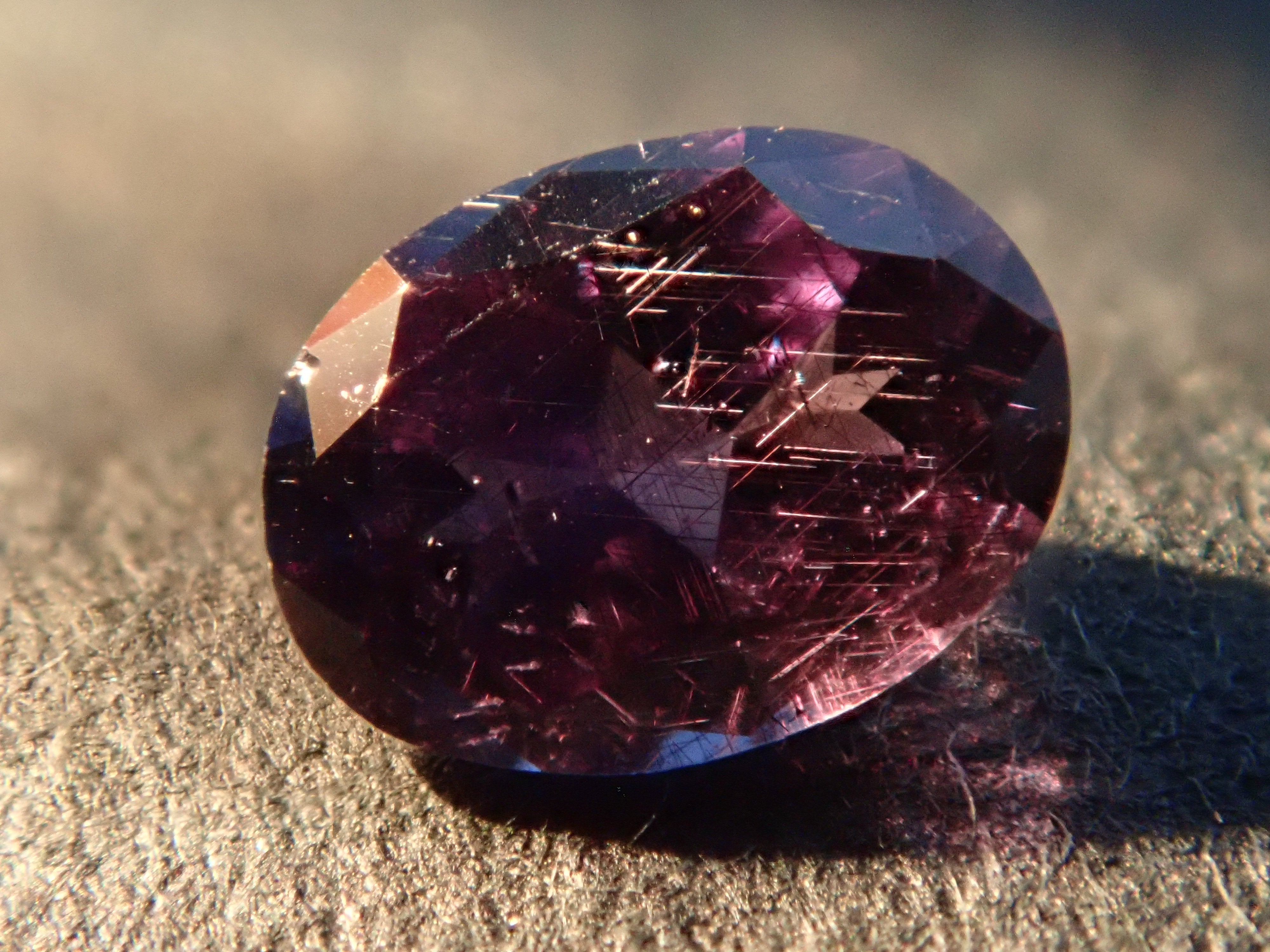 【12562762掲載】マダガスカル産ベキリーブルーガーネット（カラーチェンジガーネット） 0.188ctルース