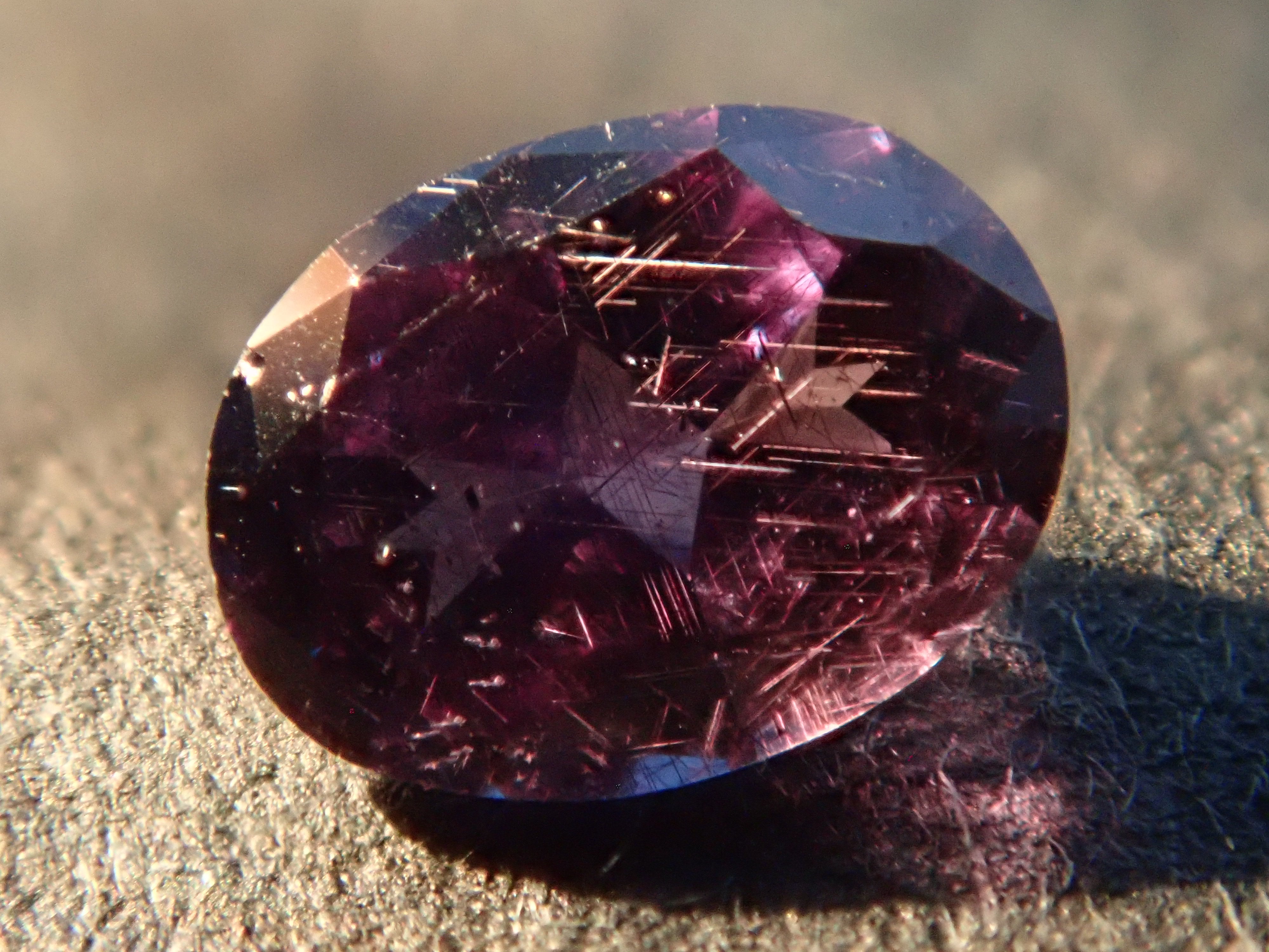 【12562762掲載】マダガスカル産ベキリーブルーガーネット（カラーチェンジガーネット） 0.188ctルース