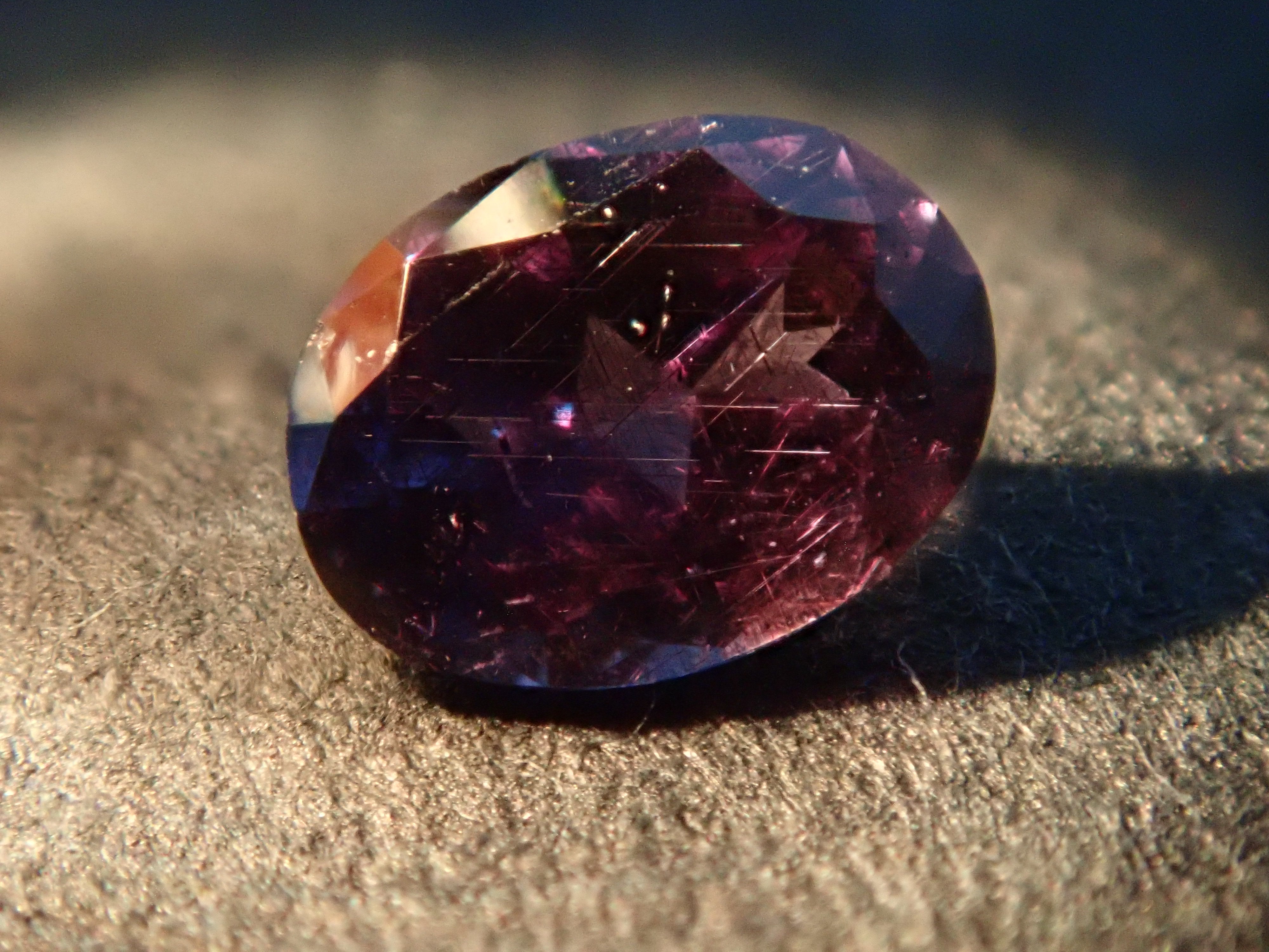 【12562762掲載】マダガスカル産ベキリーブルーガーネット（カラーチェンジガーネット） 0.188ctルース