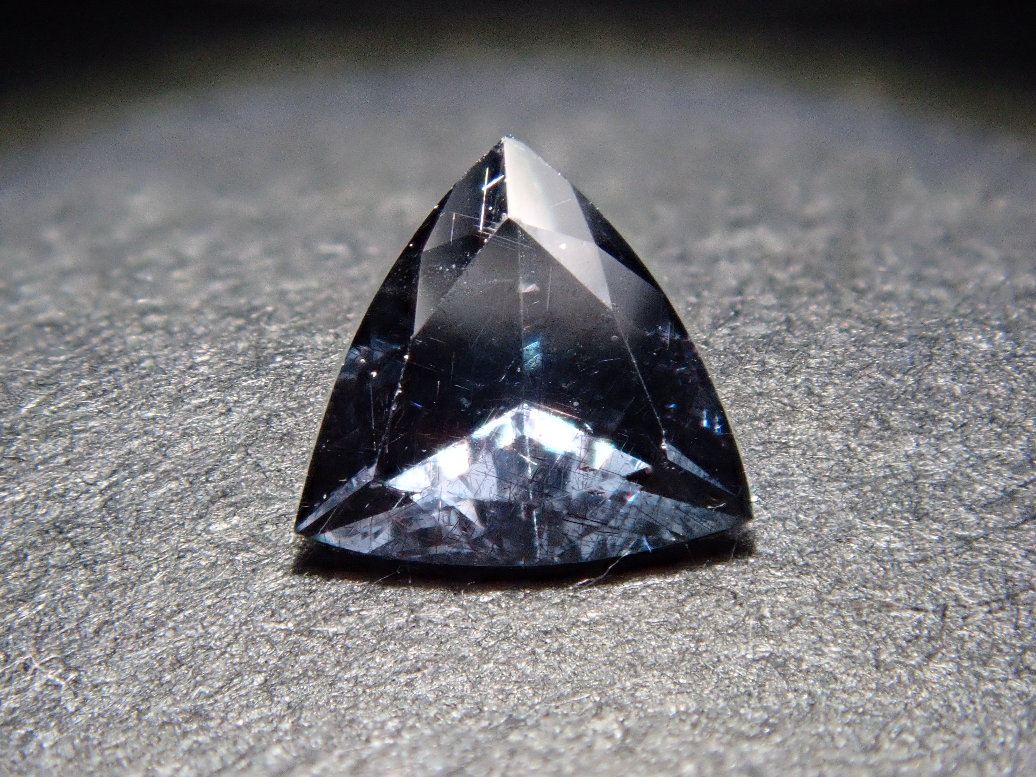 【12562764掲載】マダガスカル産ベキリーブルーガーネット（カラーチェンジガーネット） 0.221ctルース