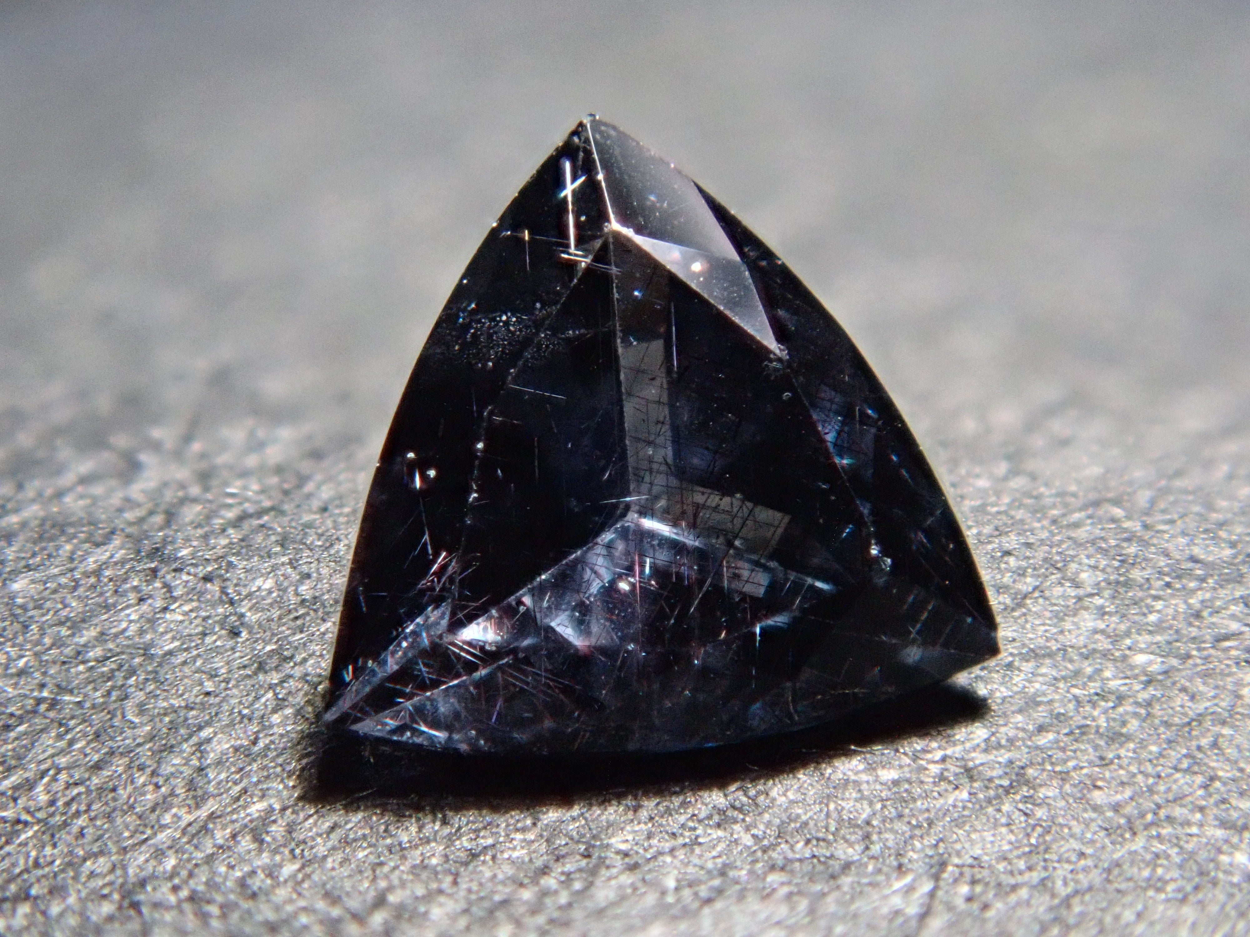 【12562764掲載】マダガスカル産ベキリーブルーガーネット（カラーチェンジガーネット） 0.221ctルース