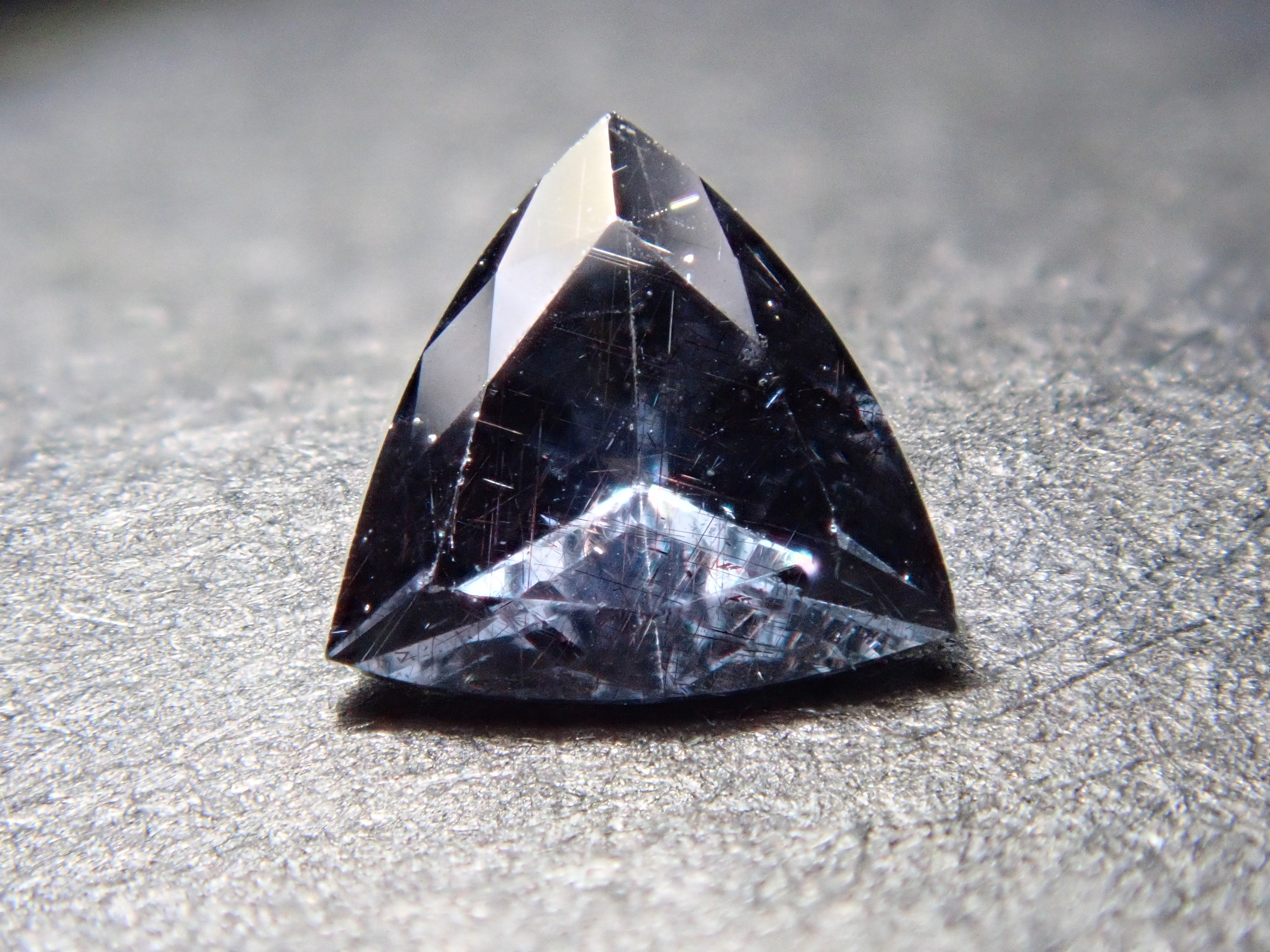 【12562764掲載】マダガスカル産ベキリーブルーガーネット（カラーチェンジガーネット） 0.221ctルース