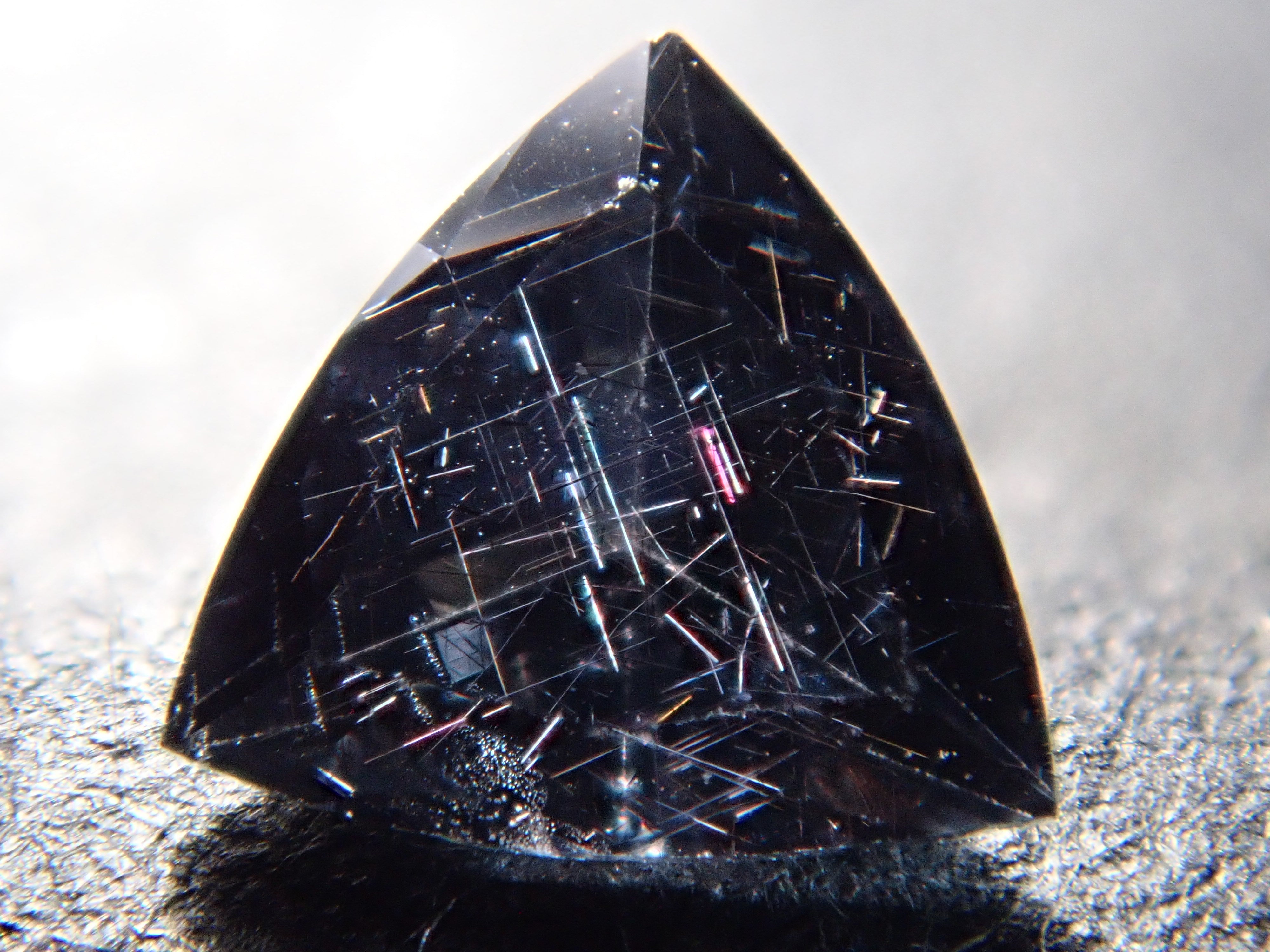 【12562764掲載】マダガスカル産ベキリーブルーガーネット（カラーチェンジガーネット） 0.221ctルース