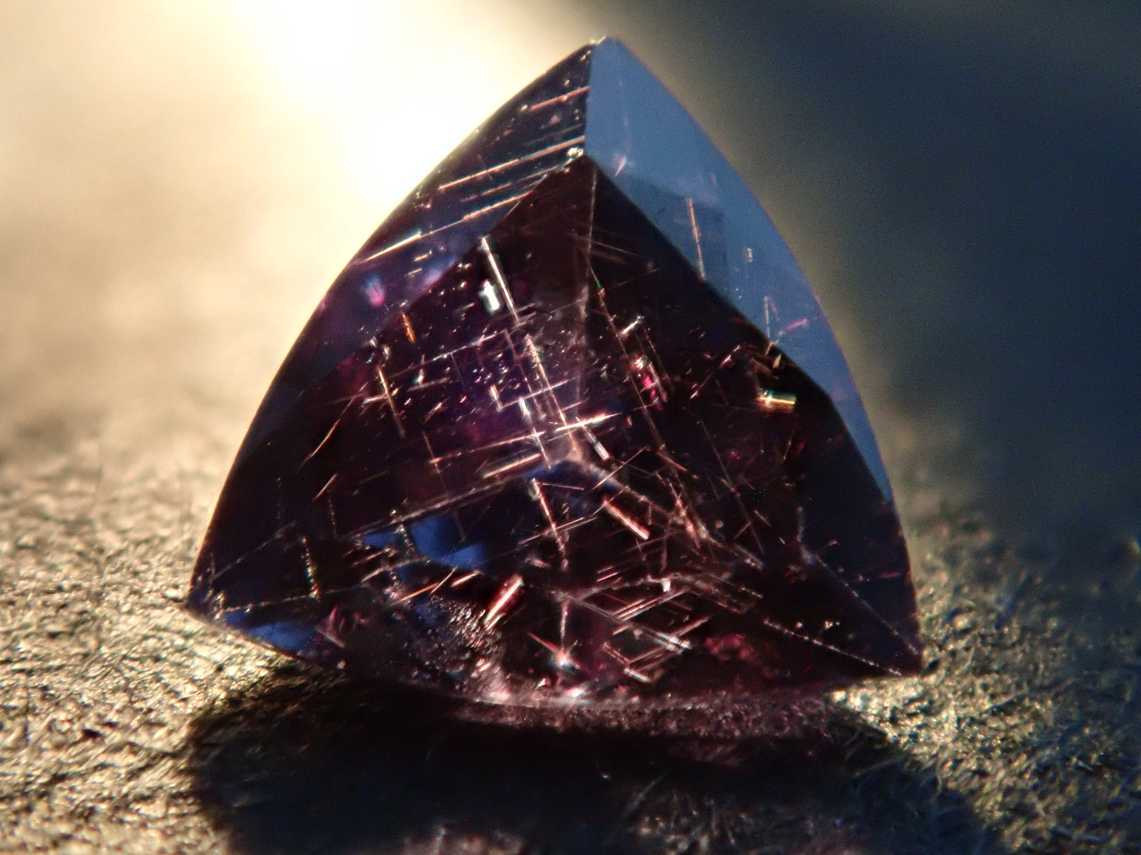 【12562764掲載】マダガスカル産ベキリーブルーガーネット（カラーチェンジガーネット） 0.221ctルース