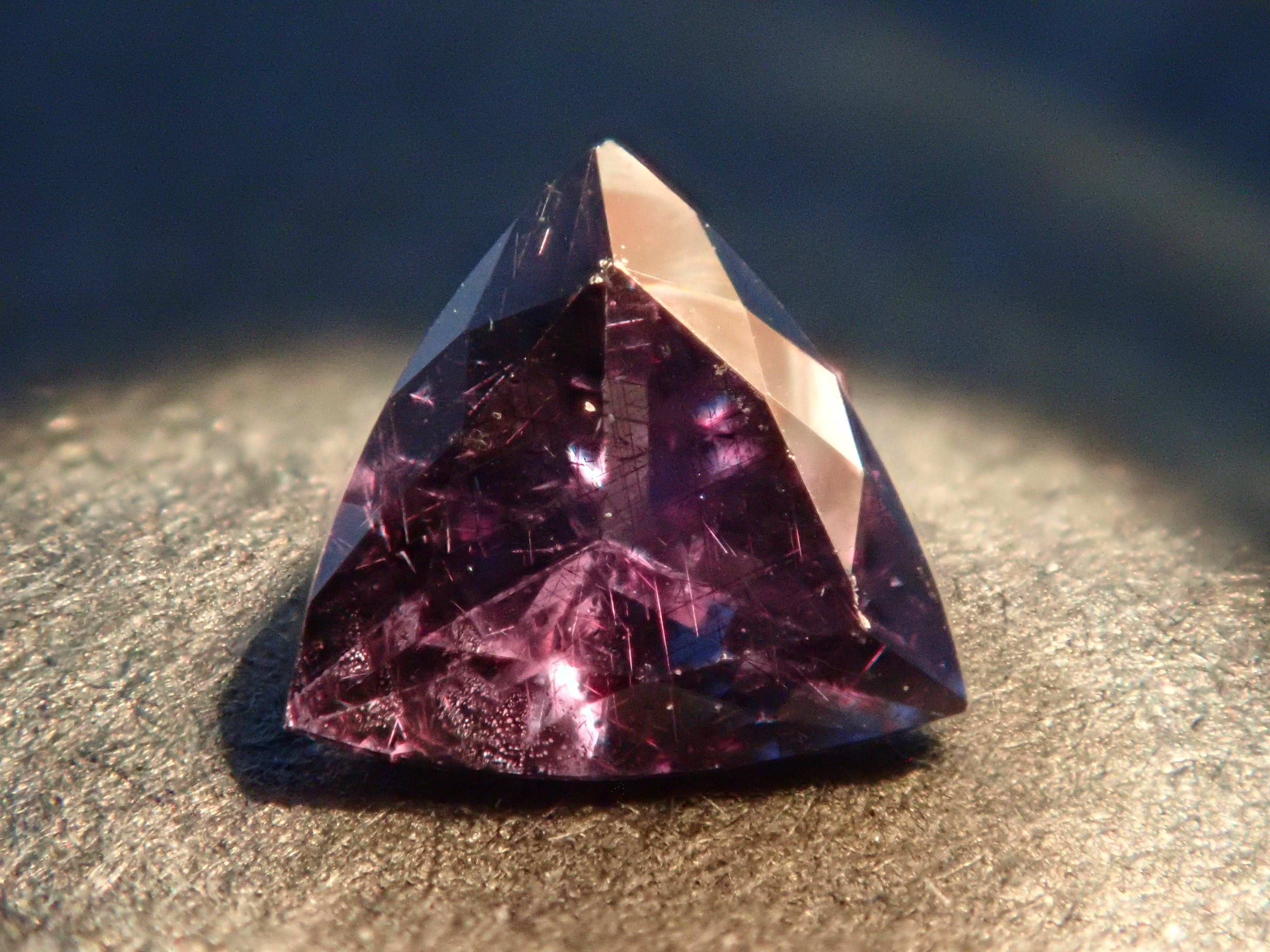 【12562764掲載】マダガスカル産ベキリーブルーガーネット（カラーチェンジガーネット） 0.221ctルース