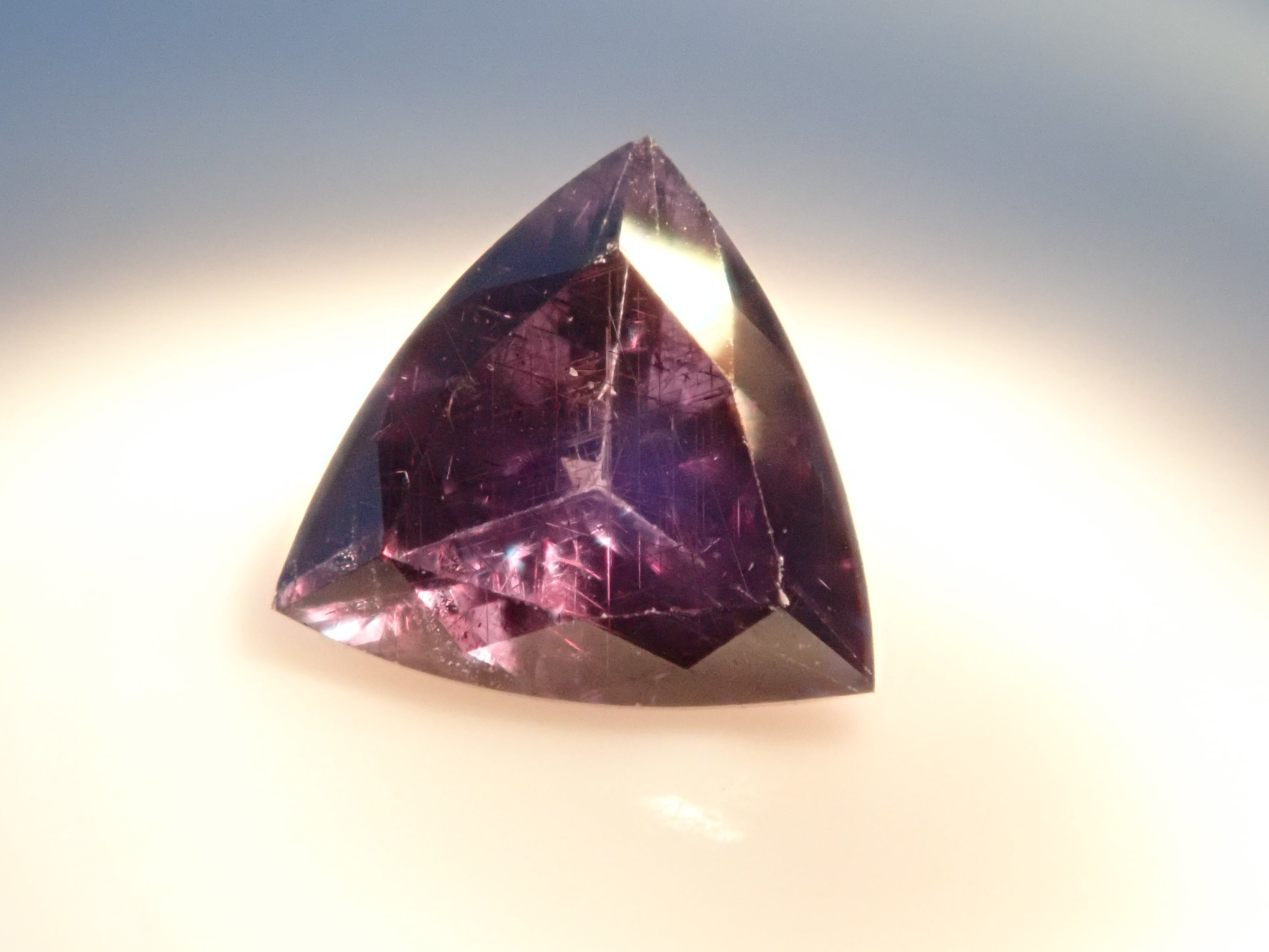 【12562764掲載】マダガスカル産ベキリーブルーガーネット（カラーチェンジガーネット） 0.221ctルース