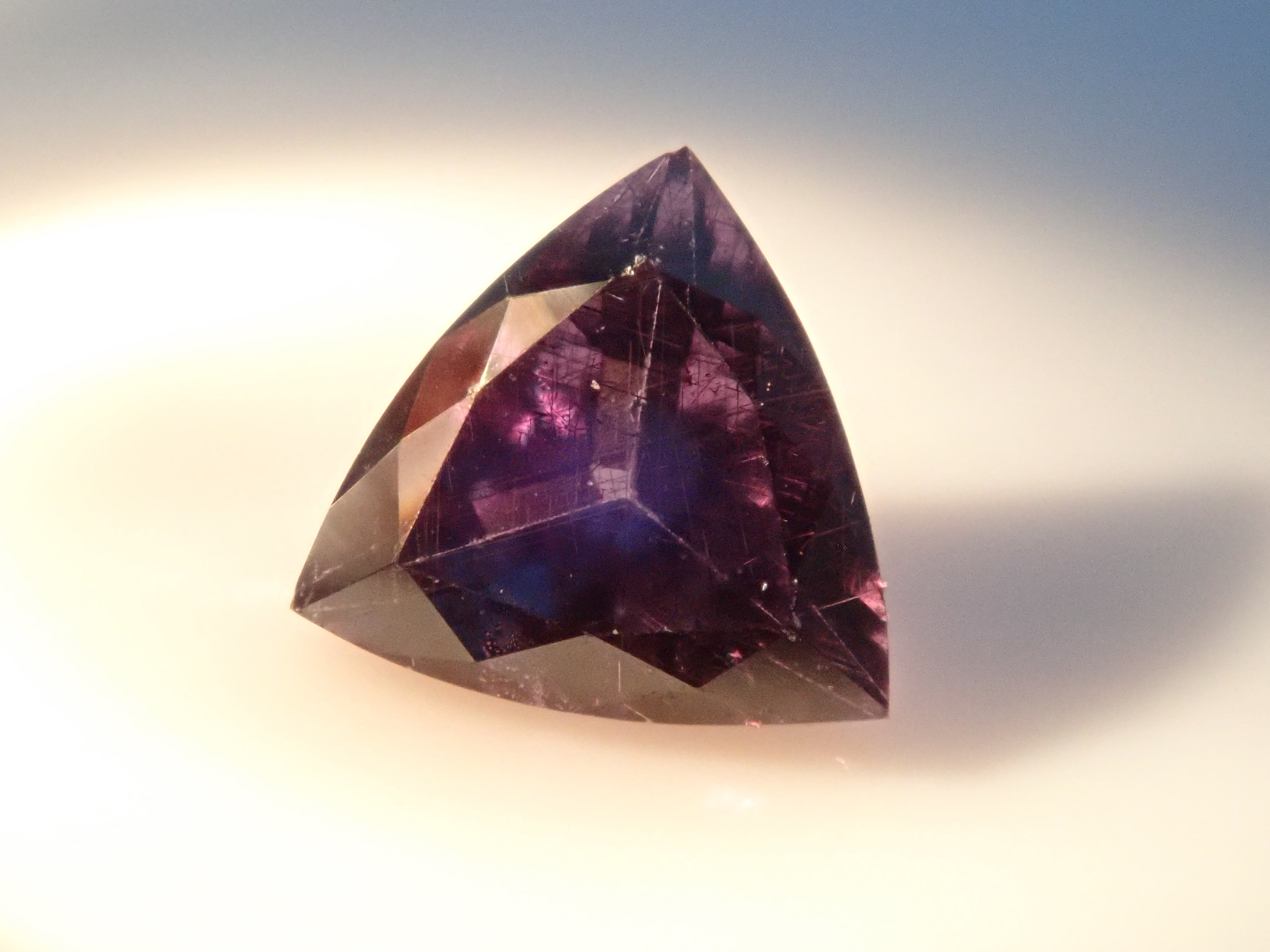 【12562764掲載】マダガスカル産ベキリーブルーガーネット（カラーチェンジガーネット） 0.221ctルース