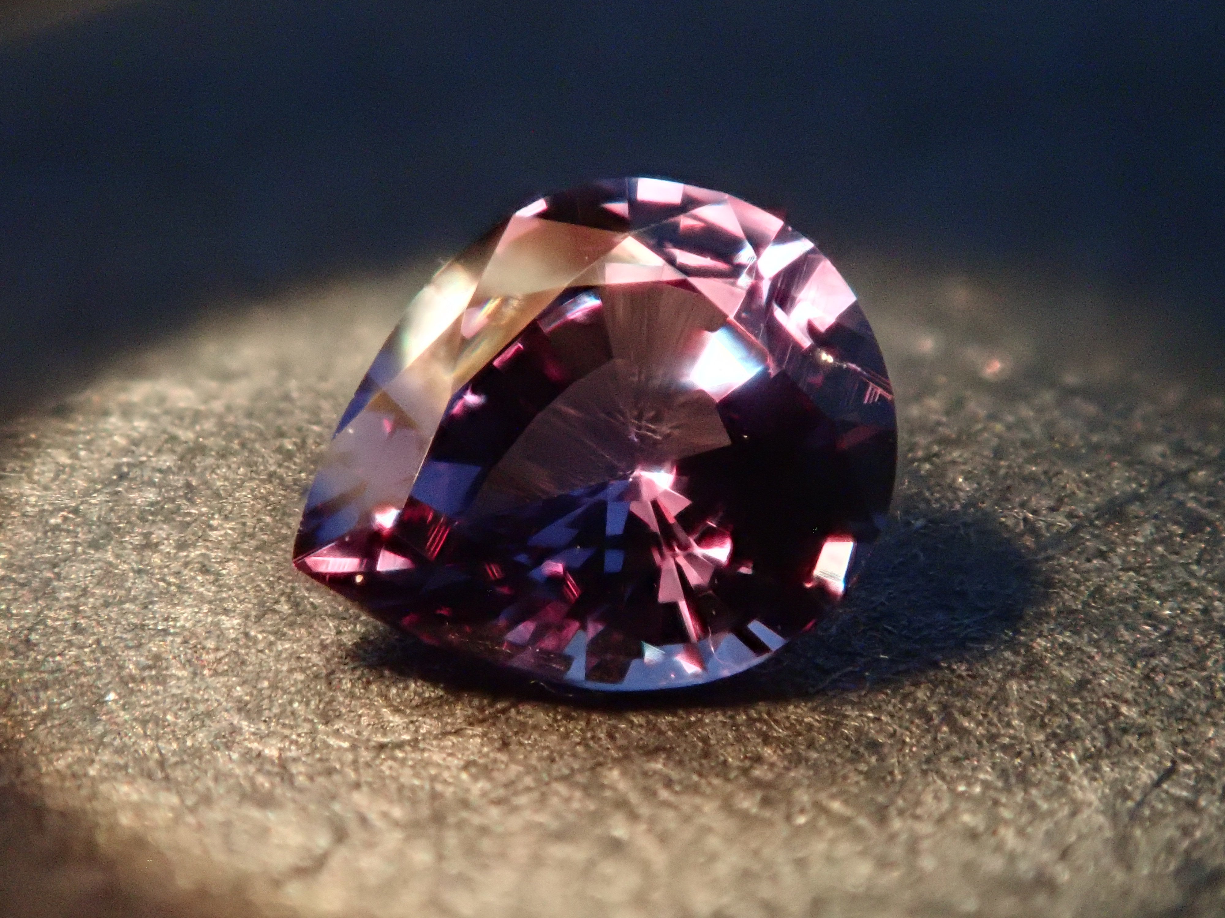 【12562766掲載】マダガスカル産ベキリーブルーガーネット（カラーチェンジガーネット） 0.230ctルース