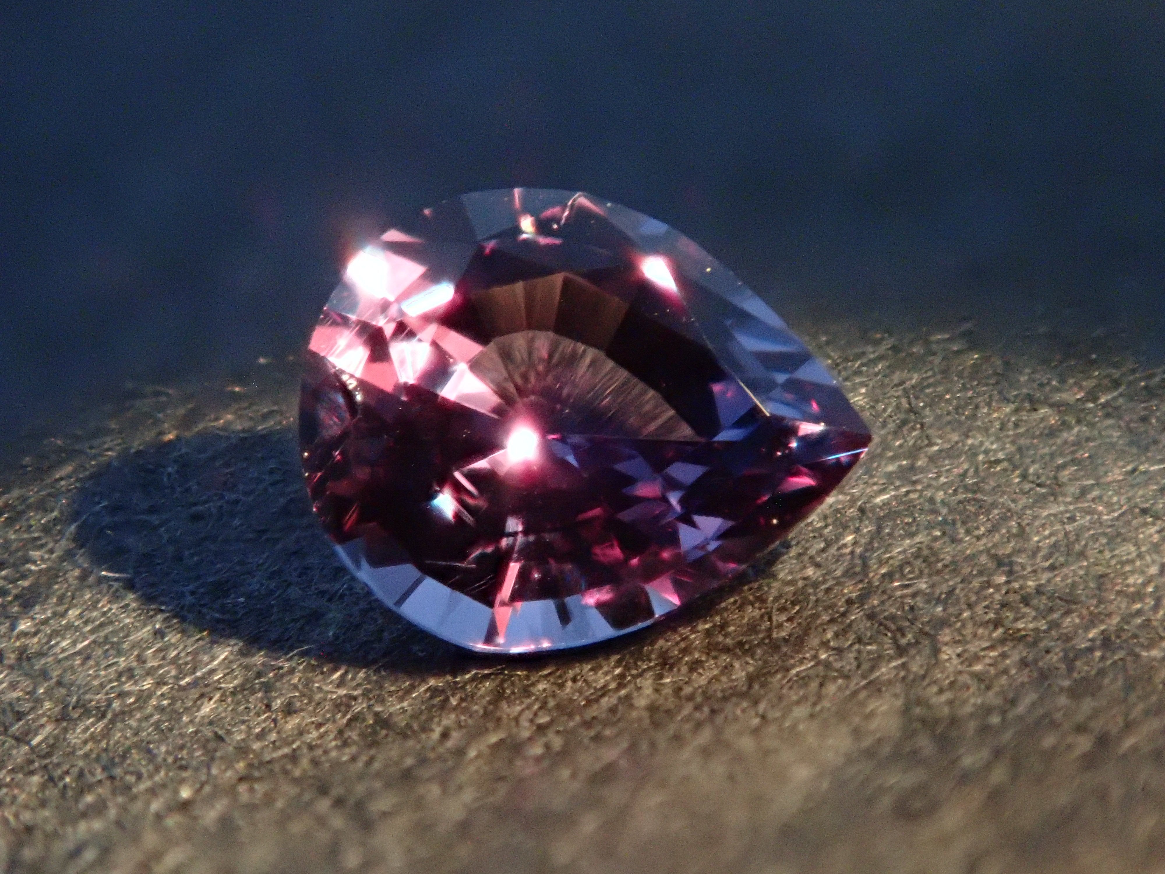 【12562766掲載】マダガスカル産ベキリーブルーガーネット（カラーチェンジガーネット） 0.230ctルース