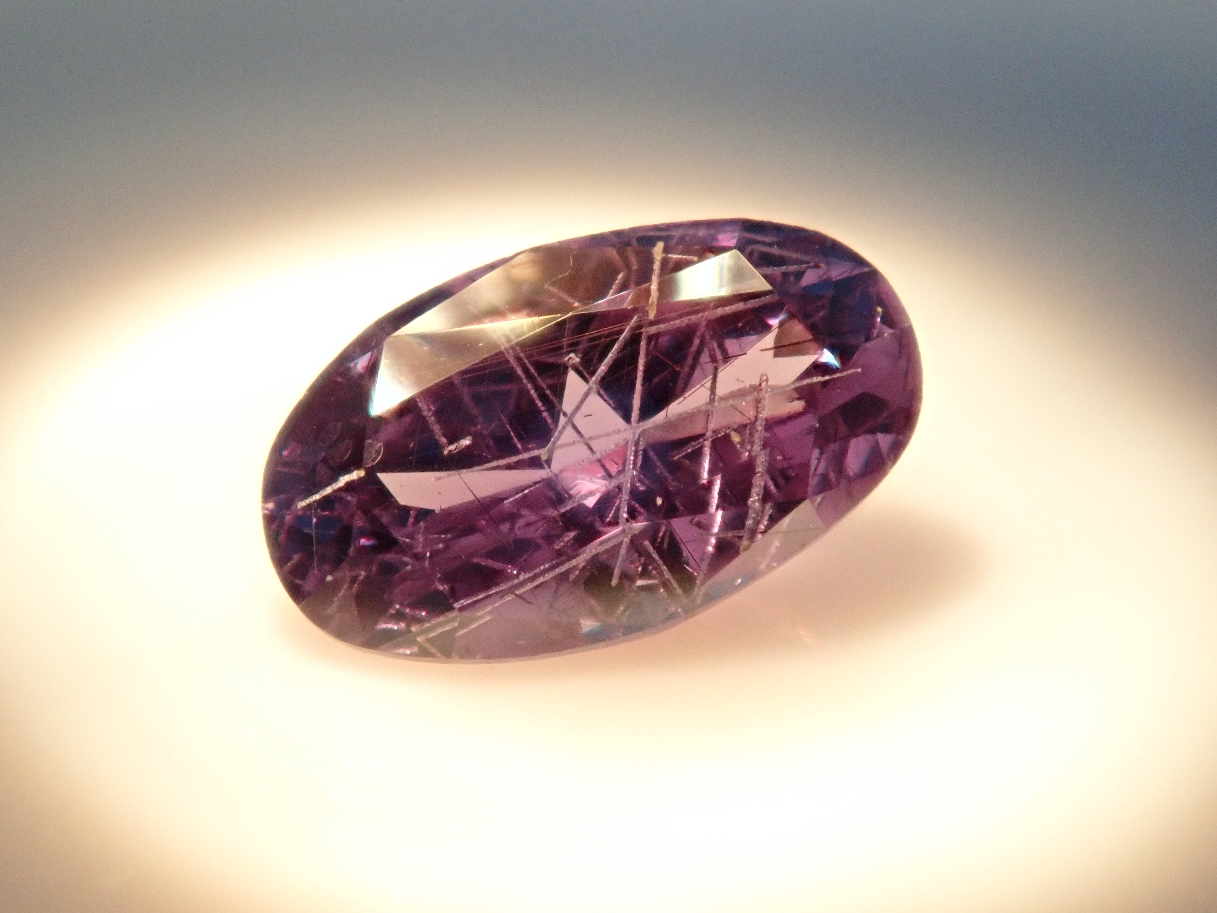 【12562767掲載】マダガスカル産ベキリーブルーガーネット（カラーチェンジガーネット） 0.257ctルース