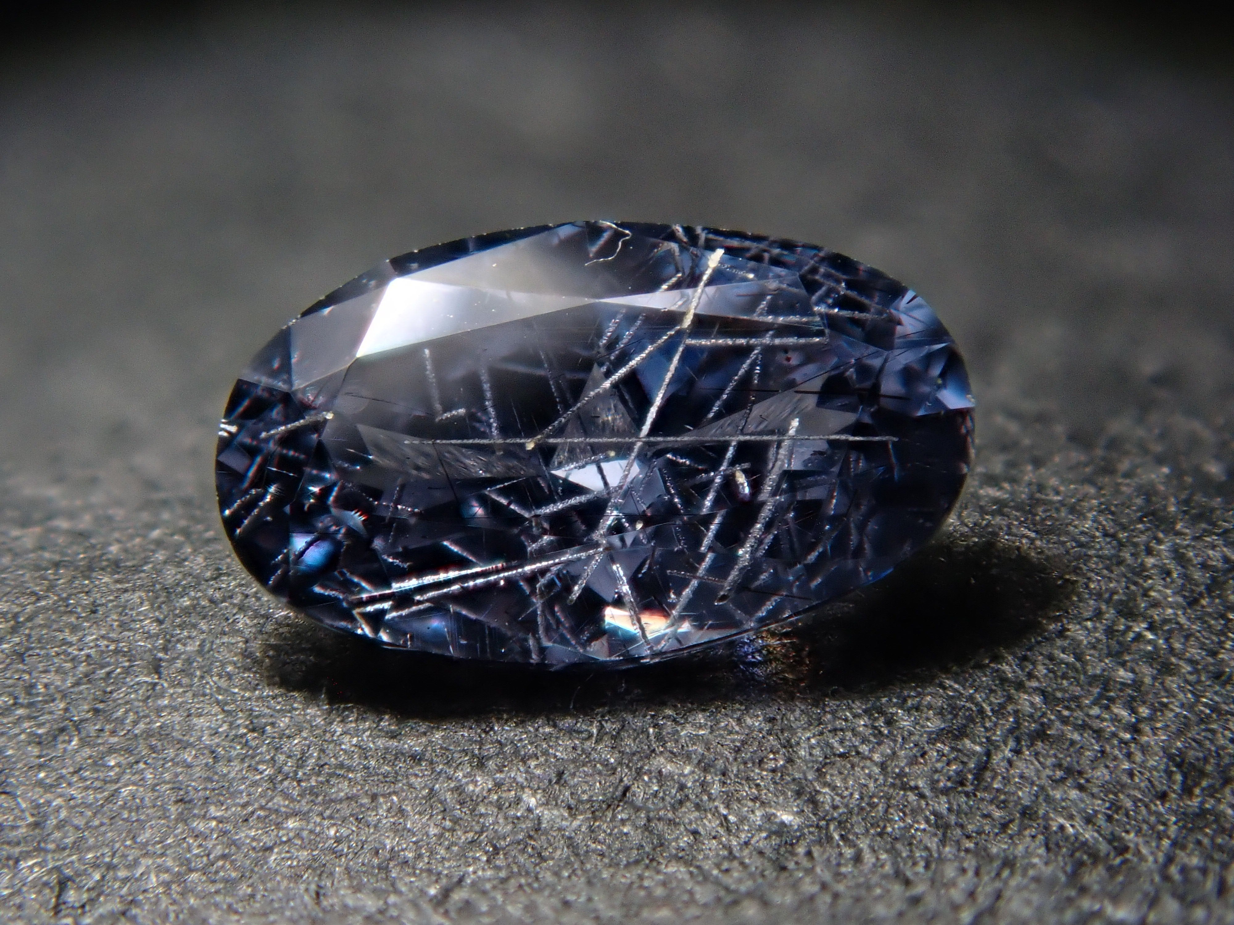 【12562767掲載】マダガスカル産ベキリーブルーガーネット（カラーチェンジガーネット） 0.257ctルース