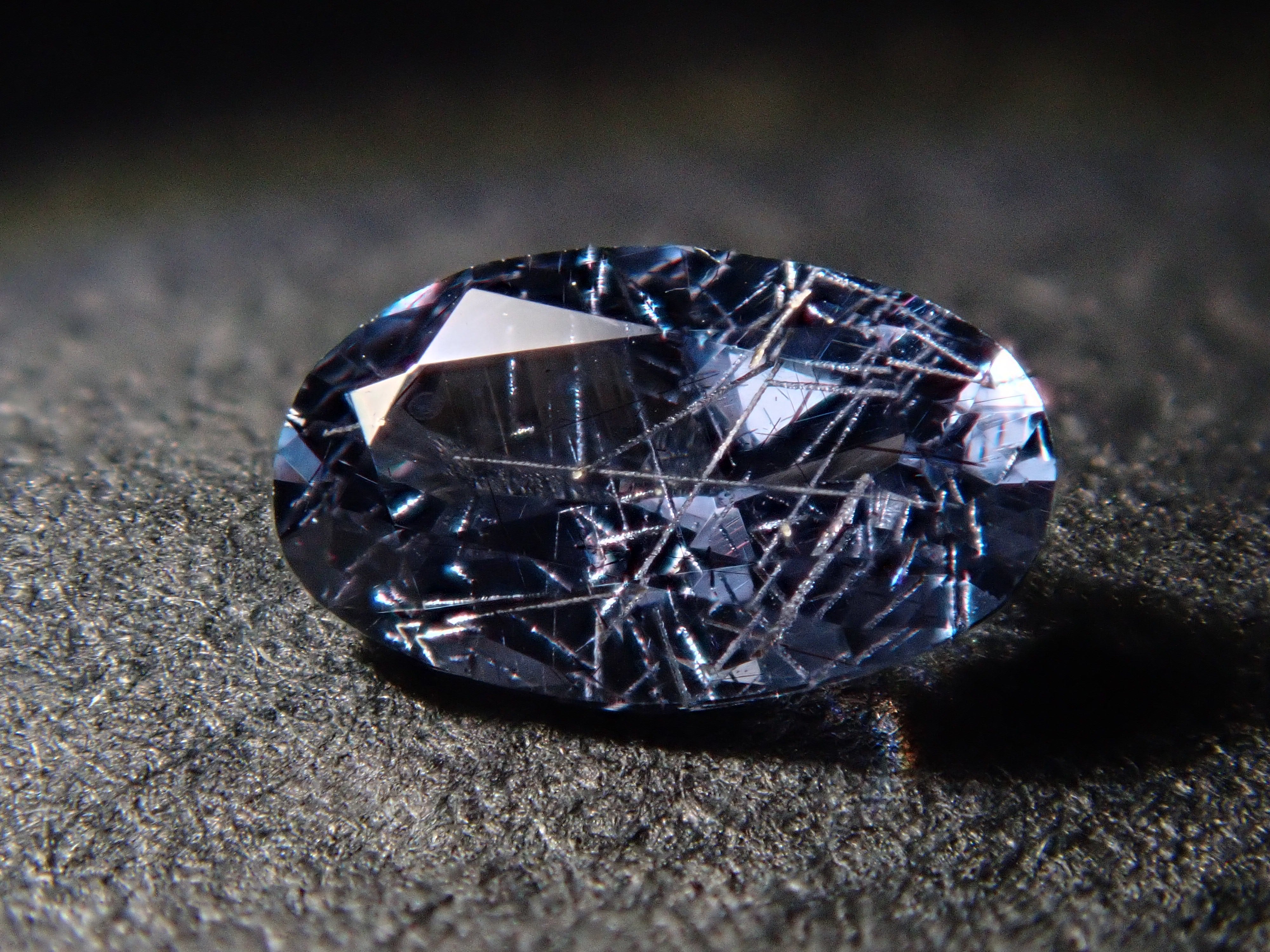 【12562767掲載】マダガスカル産ベキリーブルーガーネット（カラーチェンジガーネット） 0.257ctルース