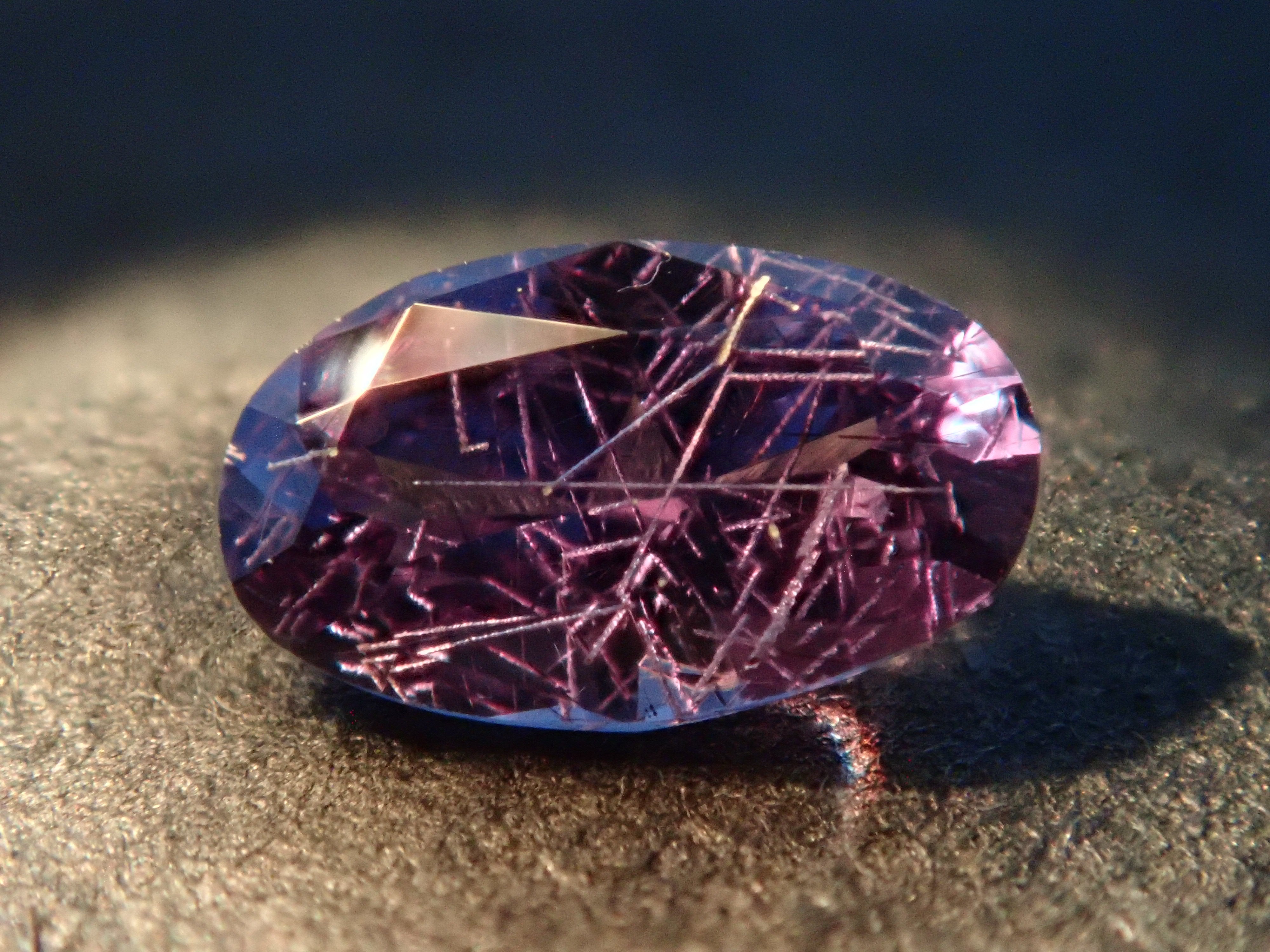 【12562767掲載】マダガスカル産ベキリーブルーガーネット（カラーチェンジガーネット） 0.257ctルース