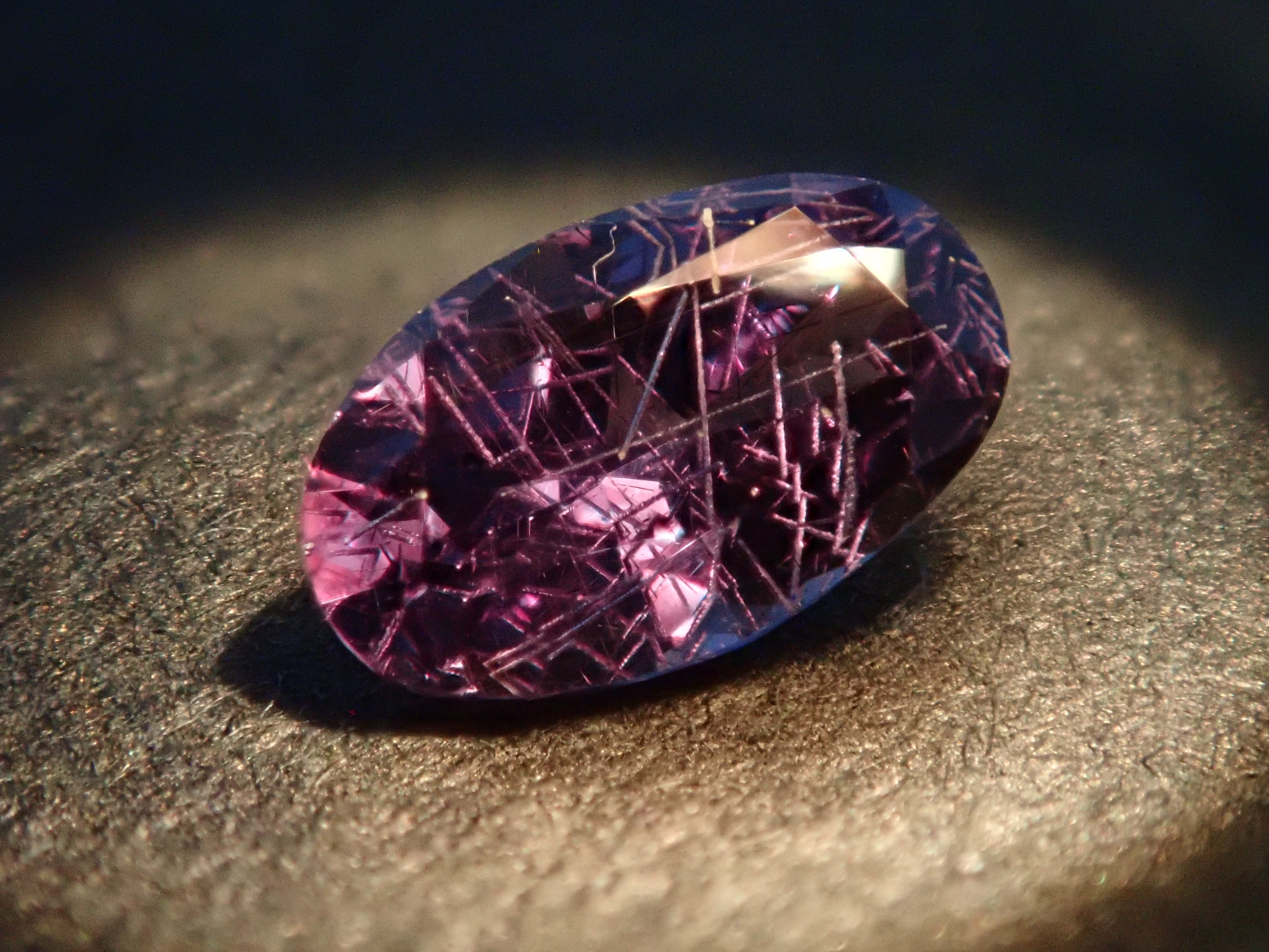 【12562767掲載】マダガスカル産ベキリーブルーガーネット（カラーチェンジガーネット） 0.257ctルース