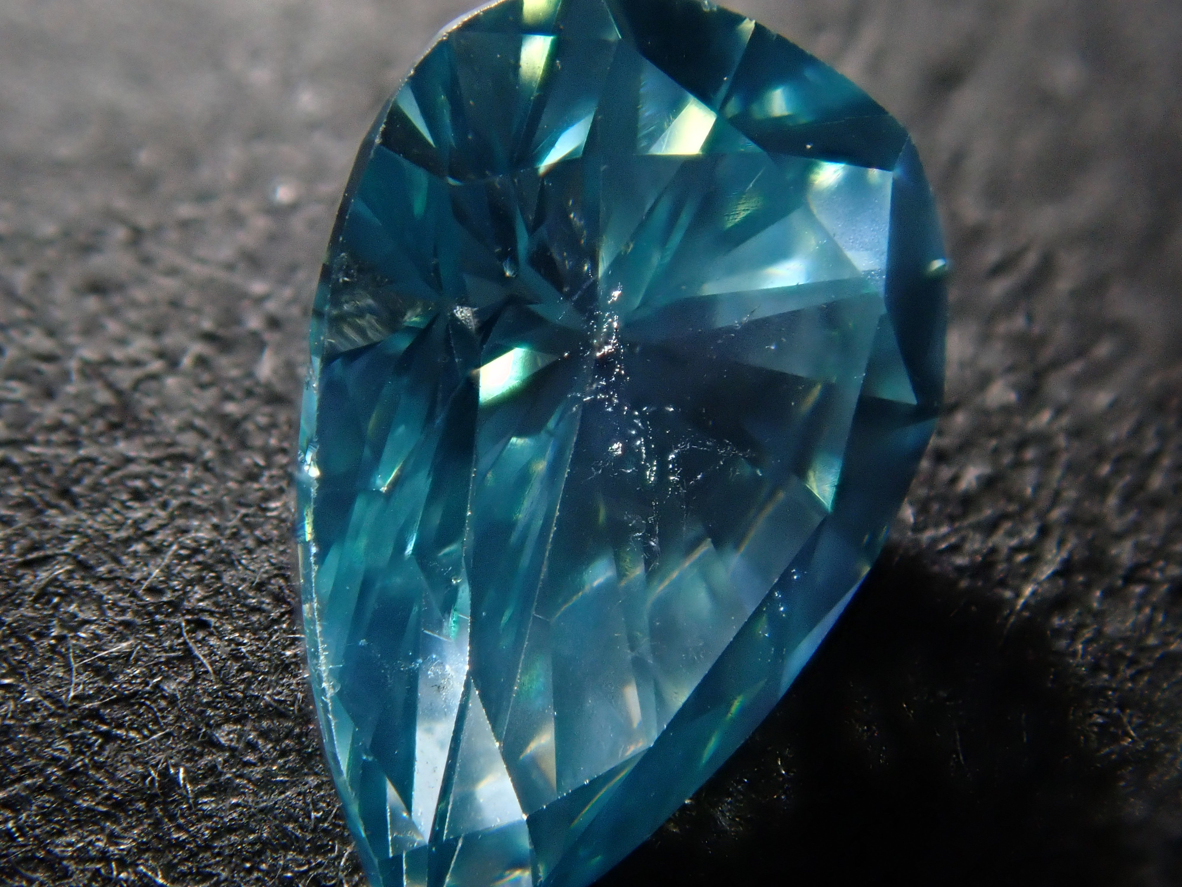 【32501905掲載】ブルーダイヤモンド（トリートメント） 0.801ctルース(FANCY INTENSE GREEN BLUE, SI-2)