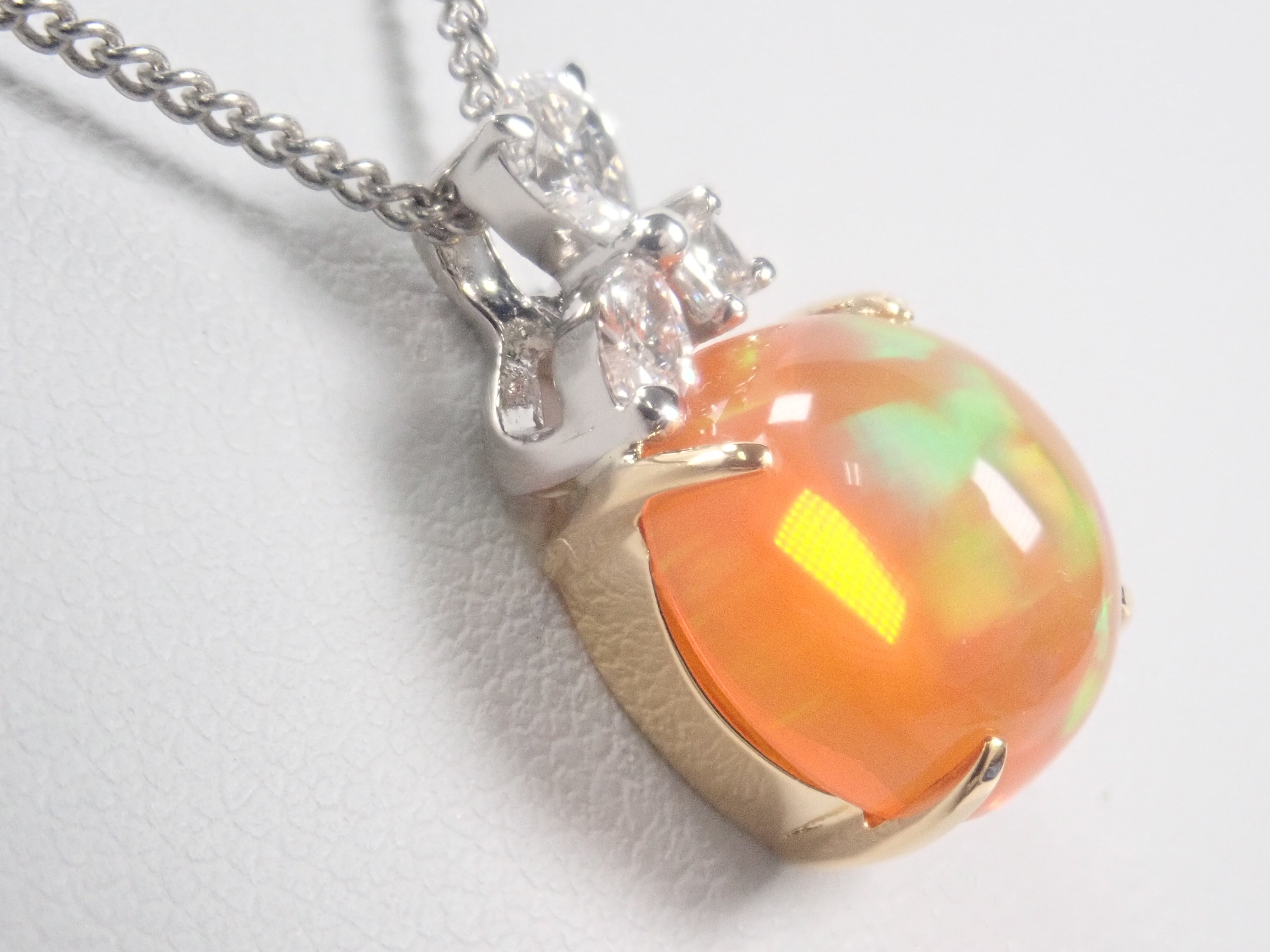 【22602569掲載】【カラフリ】Pt900/K18 合成オパール 3.25ct ペンダントトップ（ネックレストップ）